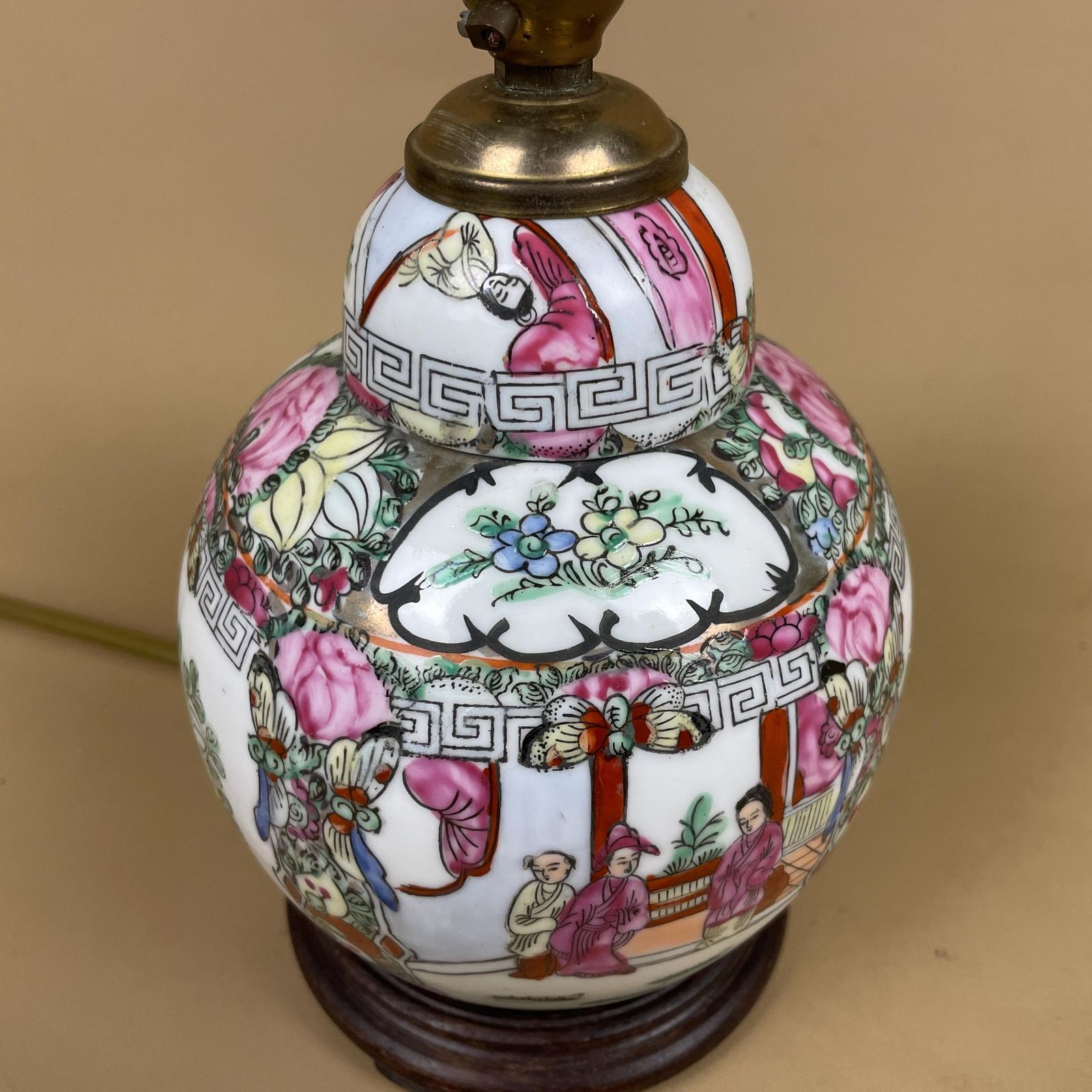 Oriental Ceramic Lamp Light Bedside Table Hand Painted Design Pattern Wood Base Chinese Vase Antique Brass Vintage Ginger Jar White photo furniture