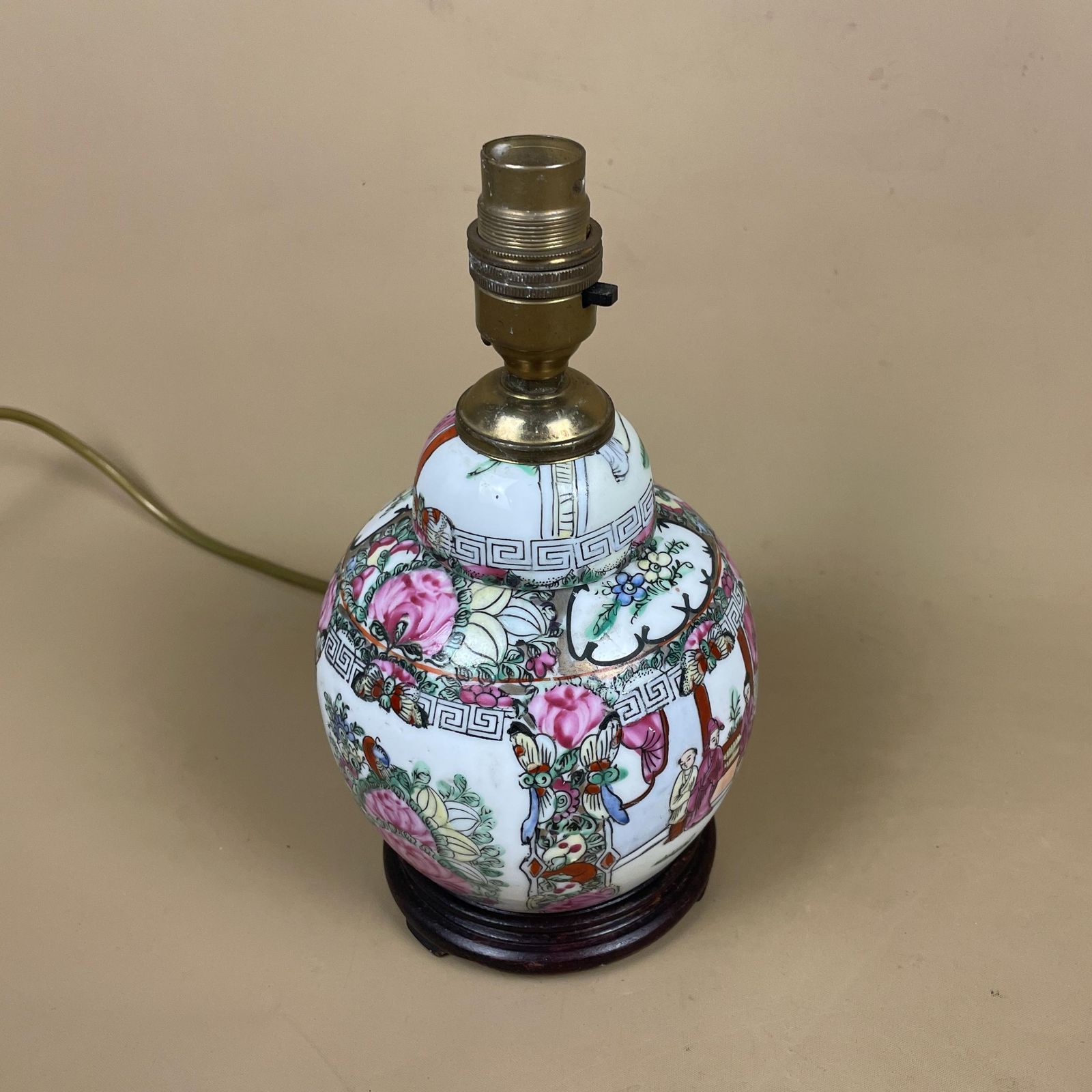 Oriental Ceramic Lamp Light Bedside Table Hand Painted Design Pattern Wood Base Chinese Vase Antique Brass Vintage Ginger Jar White photo for sale