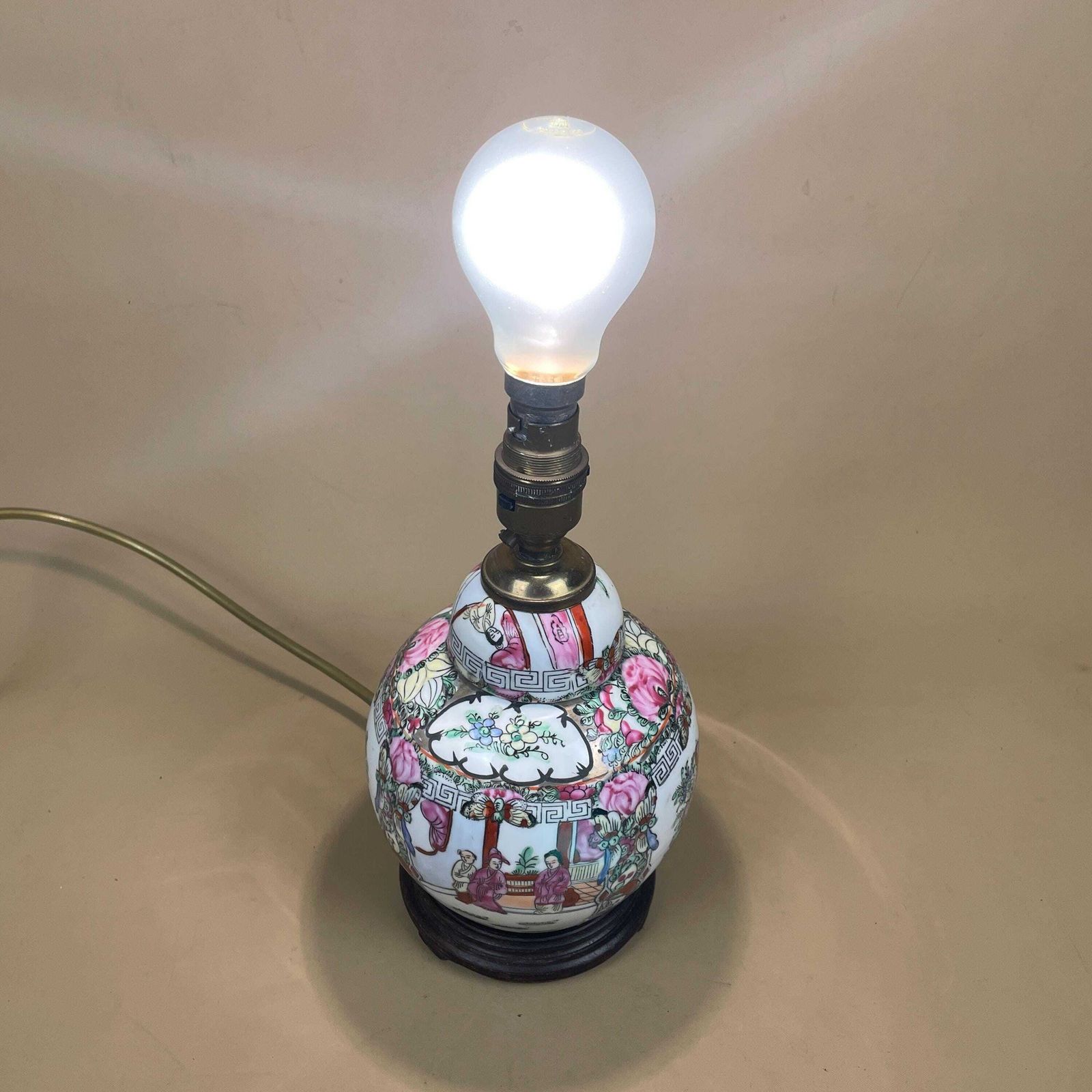 69.0 Oriental Ceramic Lamp Light Bedside Table Hand Painted Design Pattern Wood Base Chinese Vase Antique Brass Vintage Ginger Jar White photo
