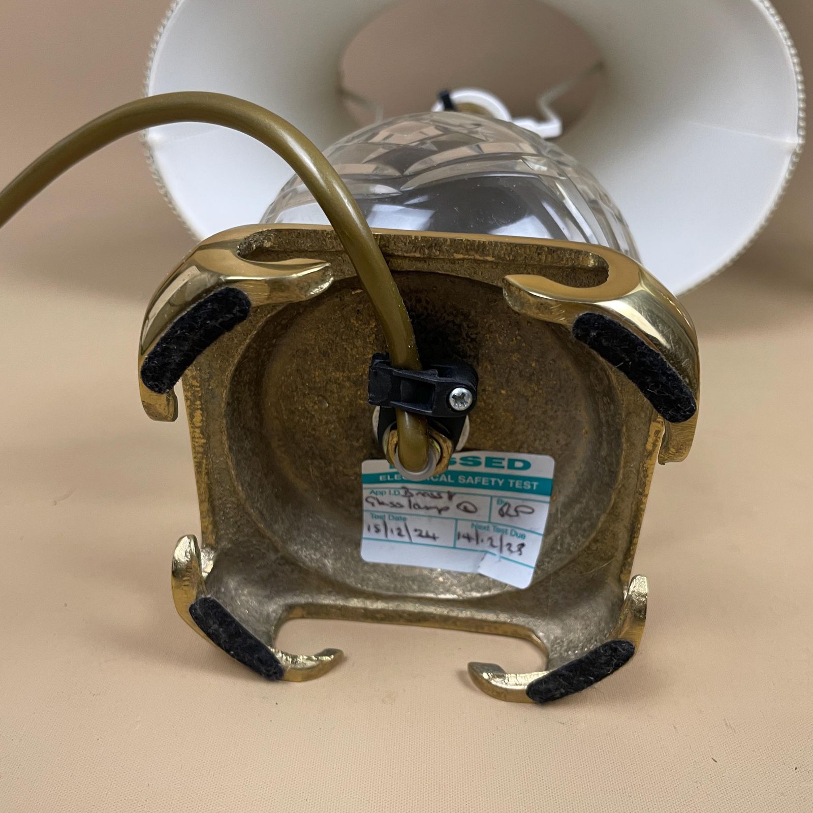 photo furniture Pair Of 2 Antique Clear Cut Glass Lamps Light Bedside Table Brass Metal Gold Art Deco Round Base Vintage Elegant  Lampshade Shade Green Lamp