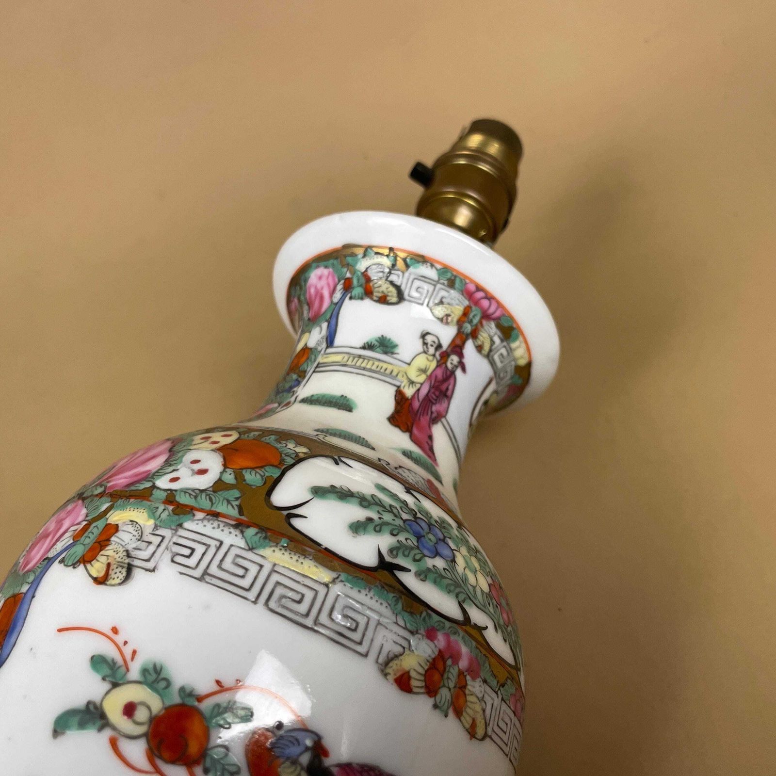 Lighting Oriental Ceramic Lamp Light Bedside Table Hand Painted Design Pattern Wood Base Chinese Vase Antique Brass Vintage Ginger Jar White photo