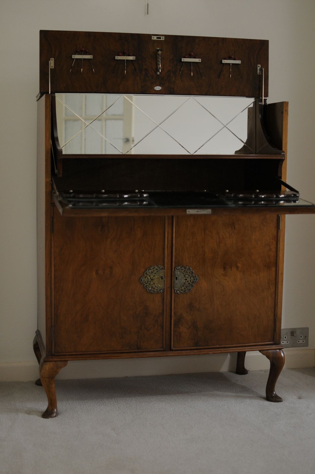 Art Deco Cocktail Cabinet Elegant Wood Veneer With Brass Detailing D43 H117 W89 photo vinterior