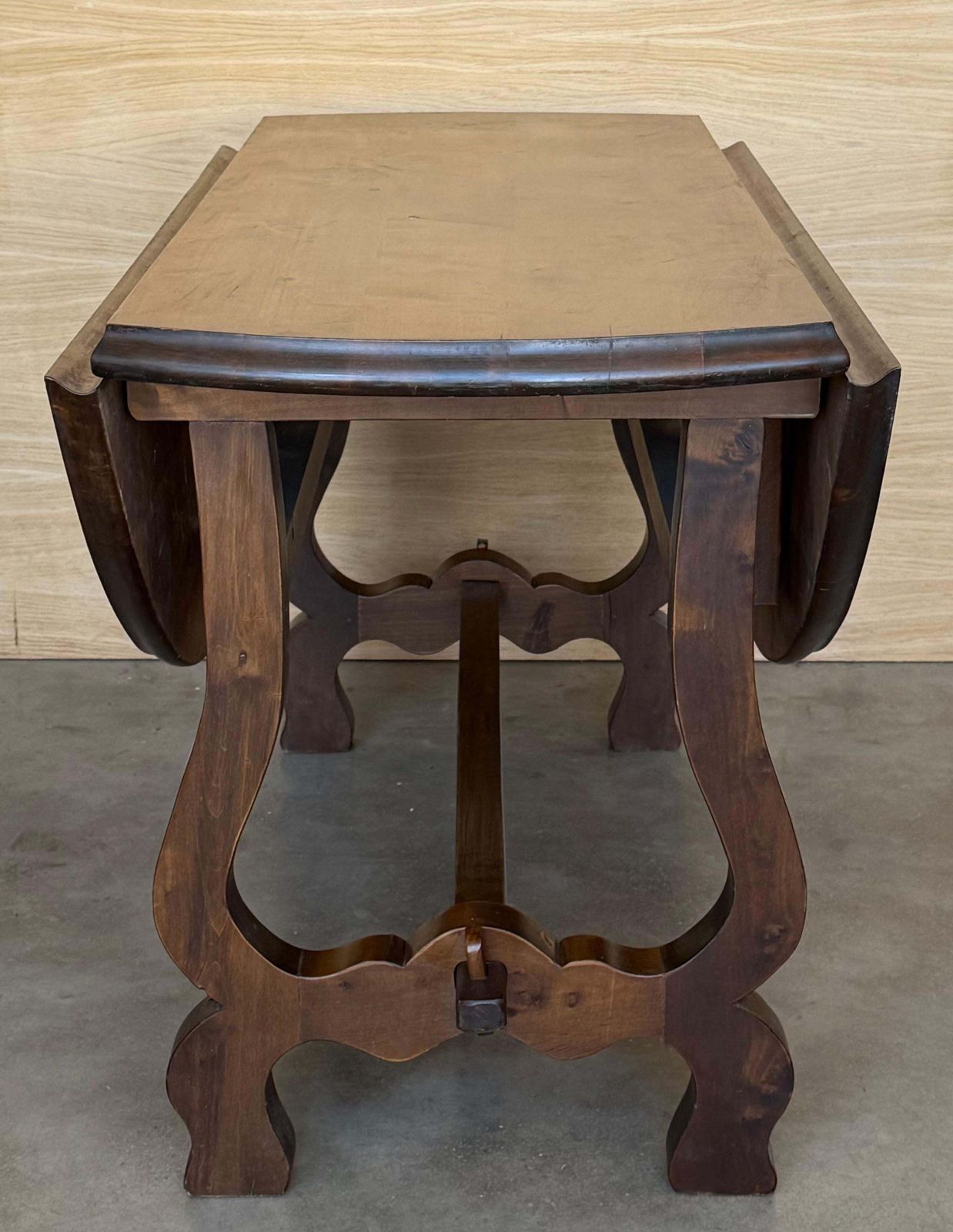photo vintage Table pliante espagnole du XXe siècle en noyer, plateau rond et pieds en lyre