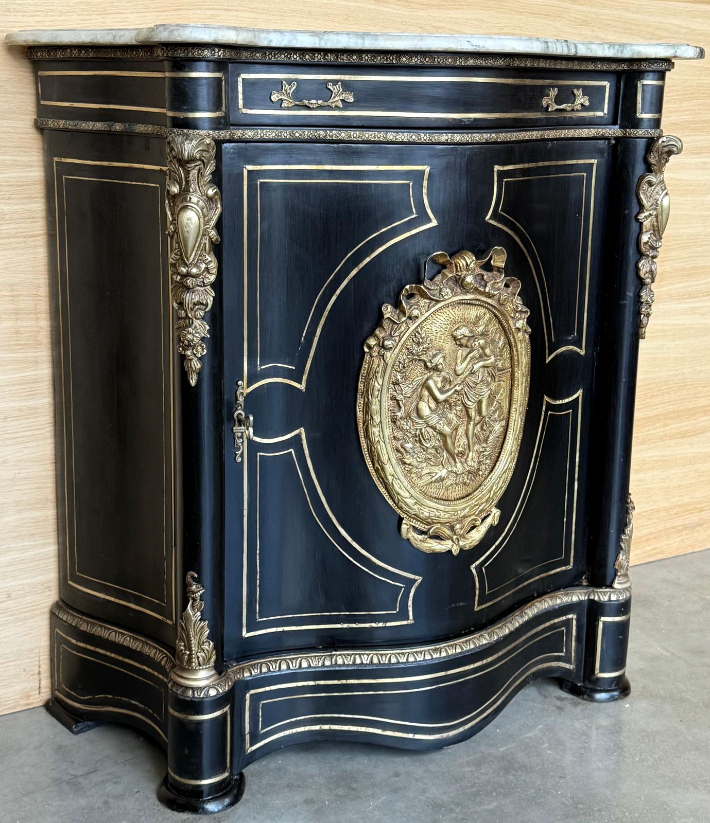 Armoire française d'époque, style Napoléon III, avec incrustations métalliques, XIXe siècle photo Mobilier