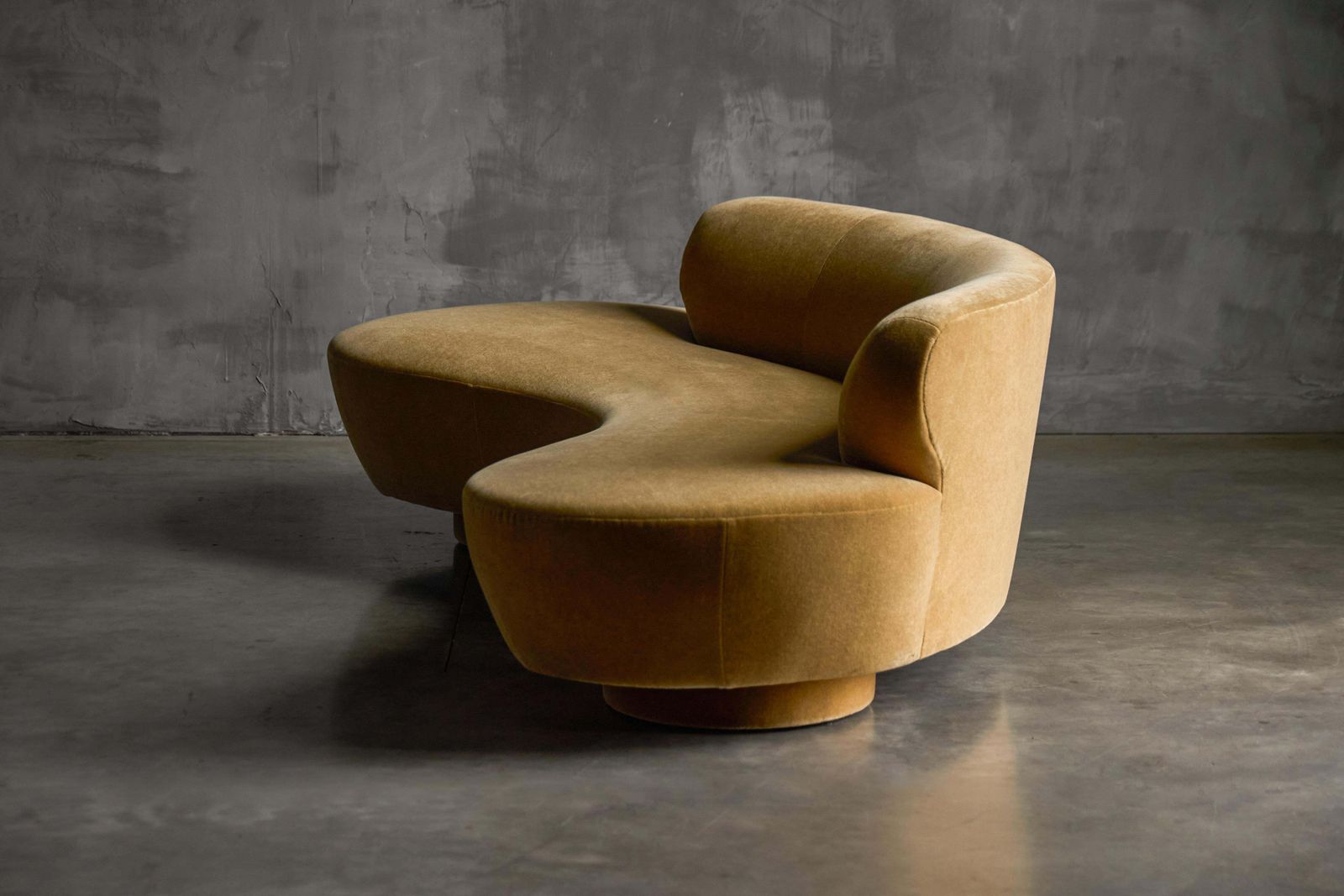 photo furniture Serpentine Sofa By Vladimir Kagan For Directional, United States, 1980s