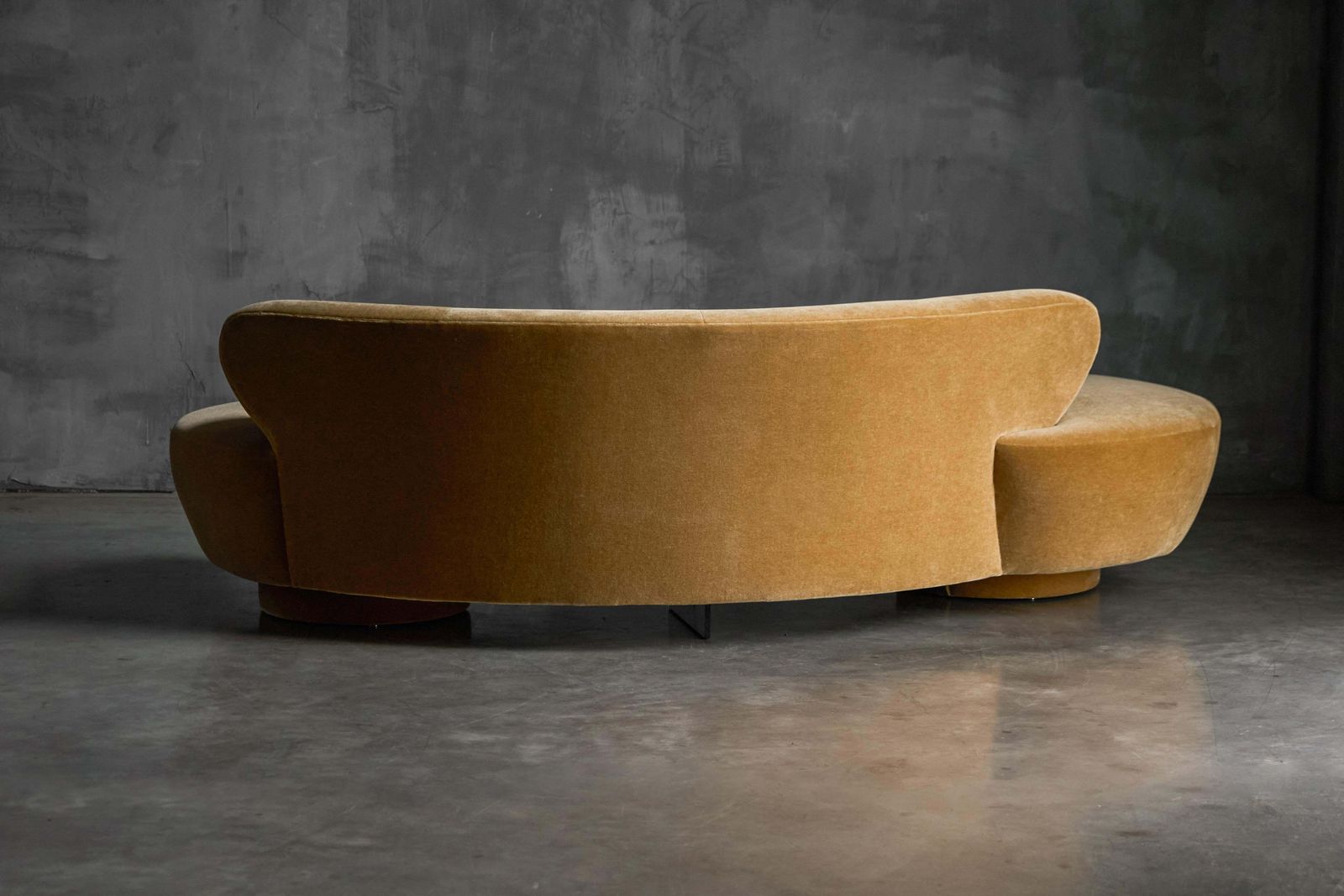 photo for sale Serpentine Sofa By Vladimir Kagan For Directional, United States, 1980s