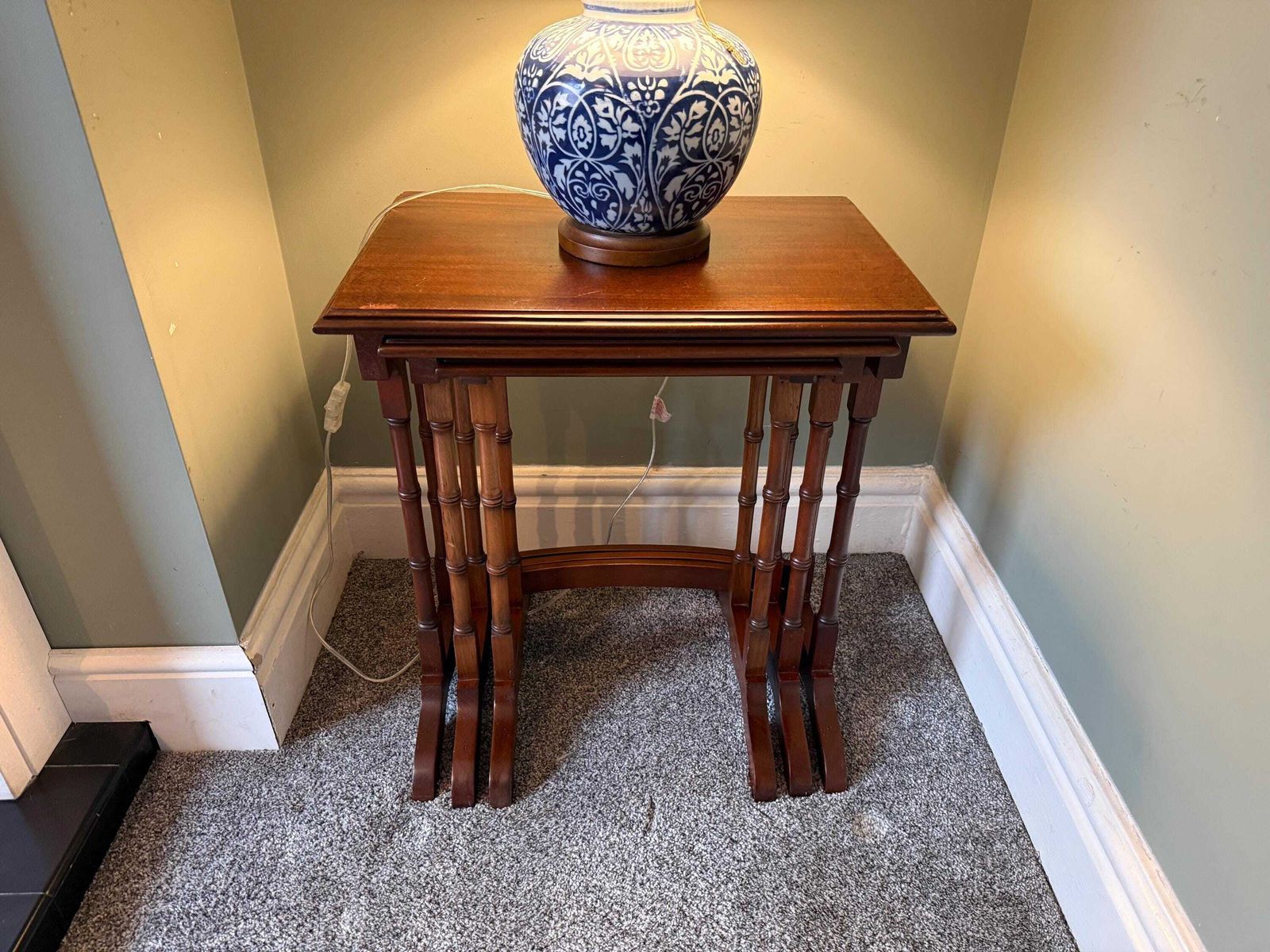 photo vintage Antique Vintage Nest Of Tables, Plant Stand, Side Table, Coffee Table, Occasional Table
