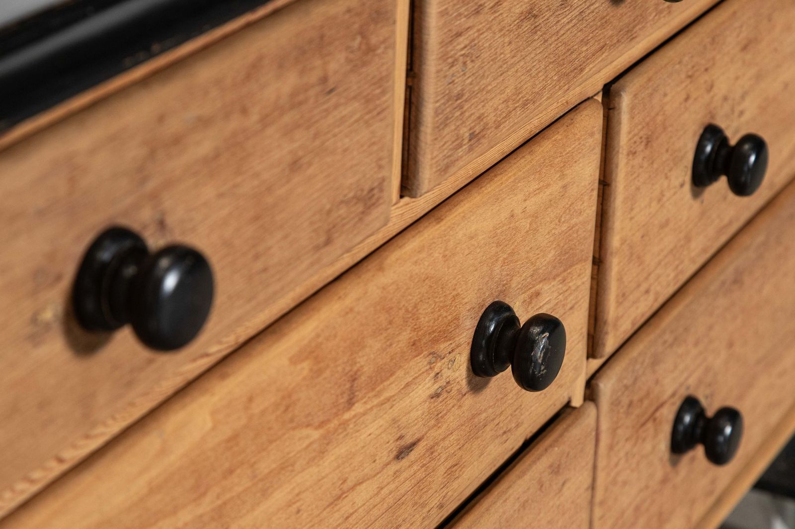 photo vinterior Large English 19thc Pine Dresser Base Drawers