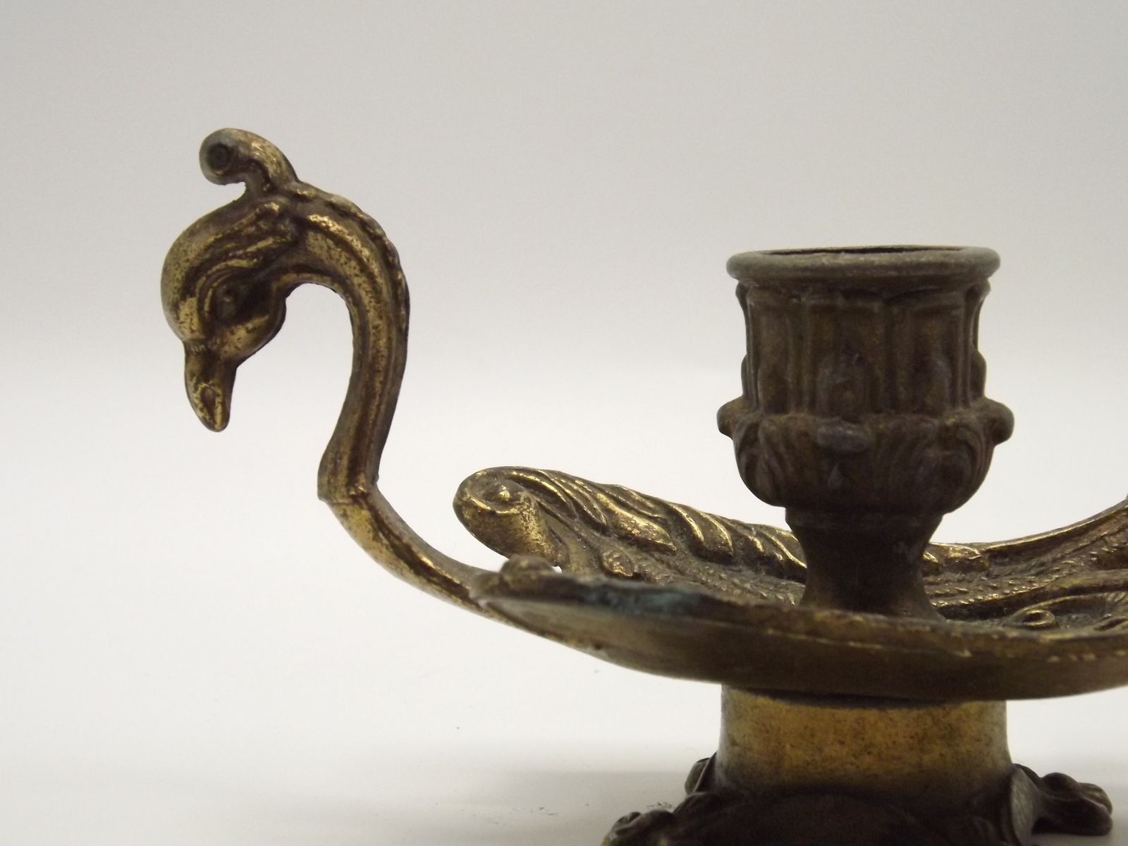 Paire rare de bougeoirs-chambriers en bronze repoussé, motif oiseau de feu/phénix photo vinterior