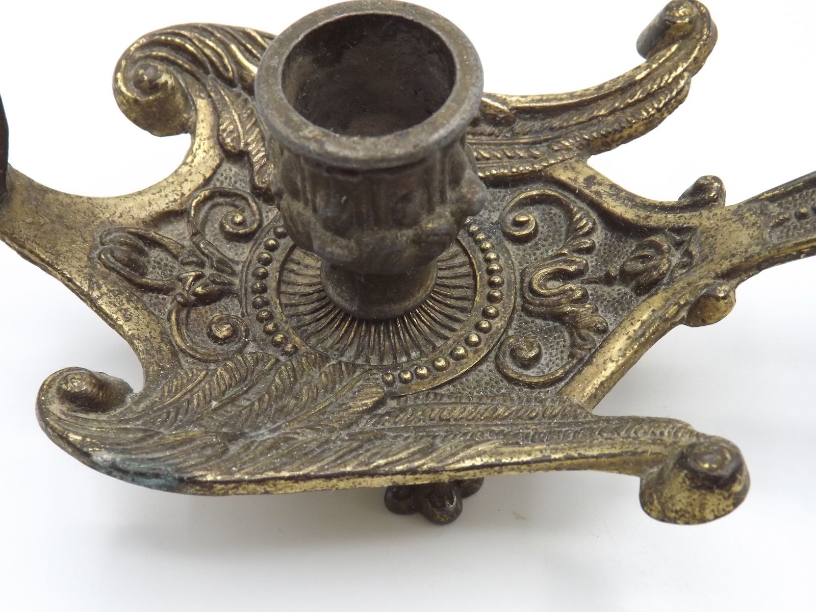 photo vinterior Paire rare de bougeoirs-chambriers en bronze repoussé, motif oiseau de feu/phénix