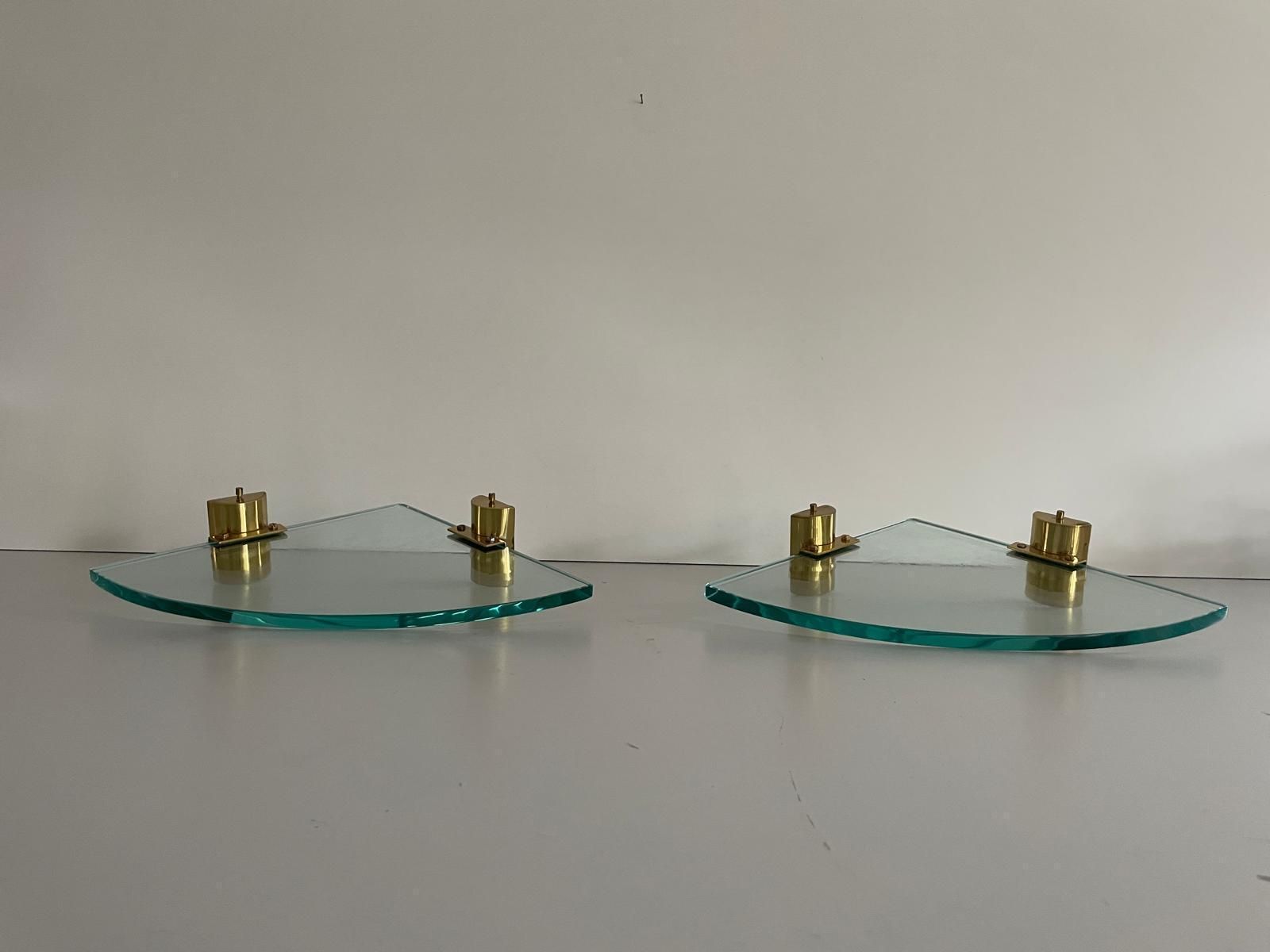 photo vintage Mid Century Italian Thick Glass And Brass Pair Of Floating Corner Wall Shelfs, 1960s, Italy