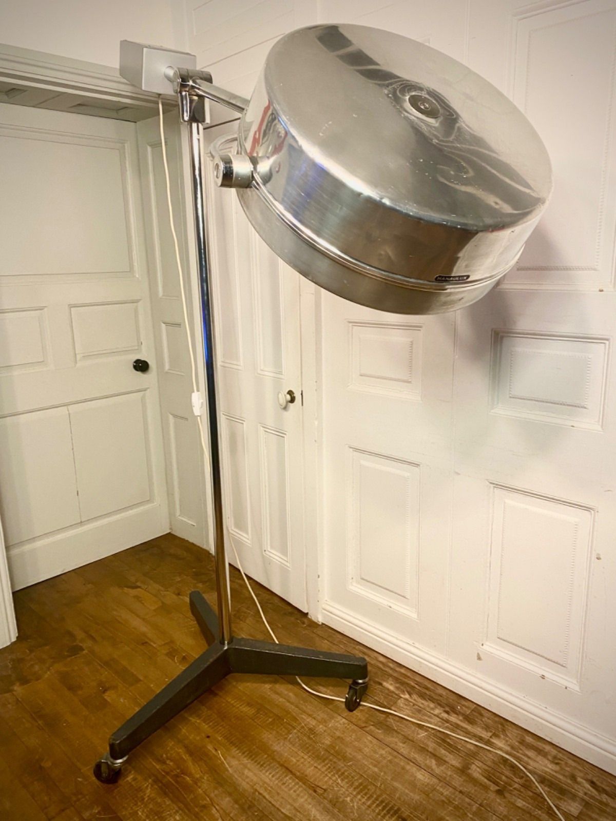 photo vinterior Super Cool Mid Century Chrome Aluminium Operating Theatre Floor Lamp Boom Light.