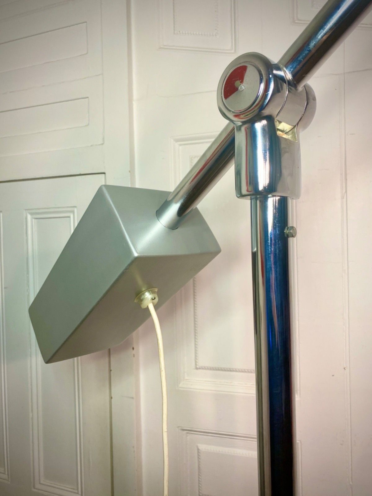 photo vintage Super Cool Mid Century Chrome Aluminium Operating Theatre Floor Lamp Boom Light.