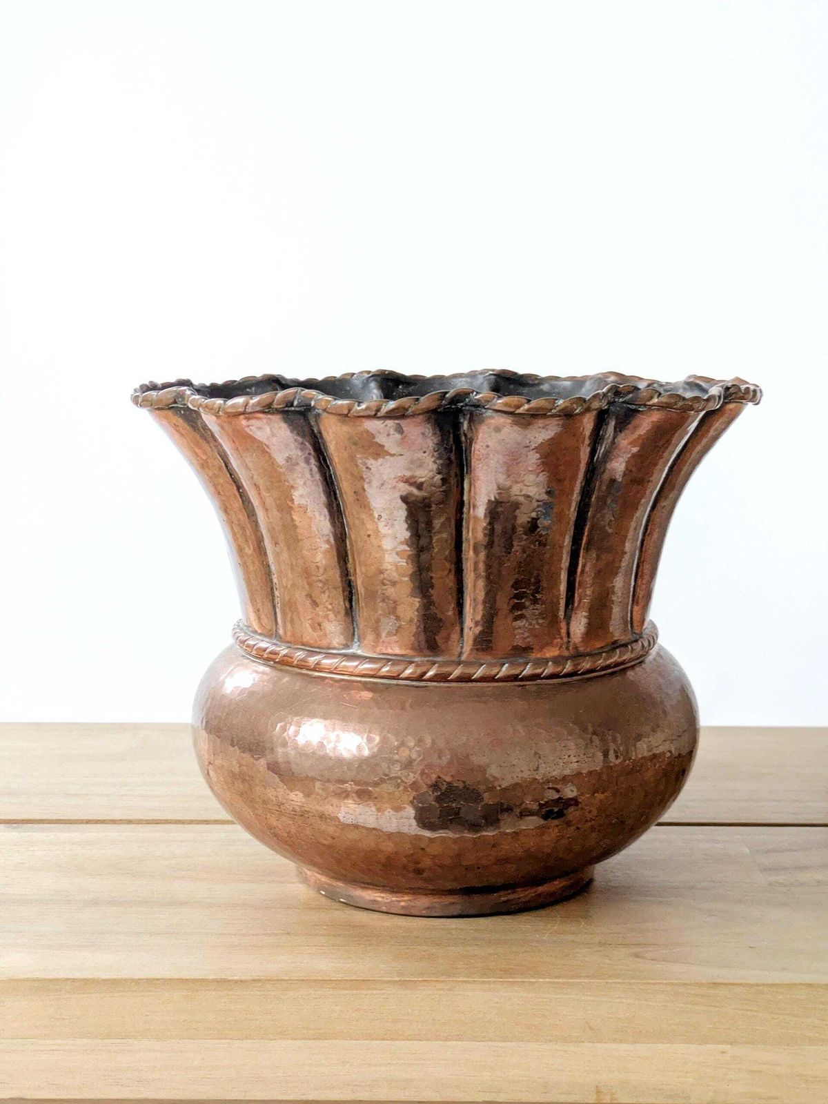 Mid Century Italiaanse Koperen Plantenpot: Handgehamerd Met Geschulpte Rand En Koorddetail photo Tuindecoratie