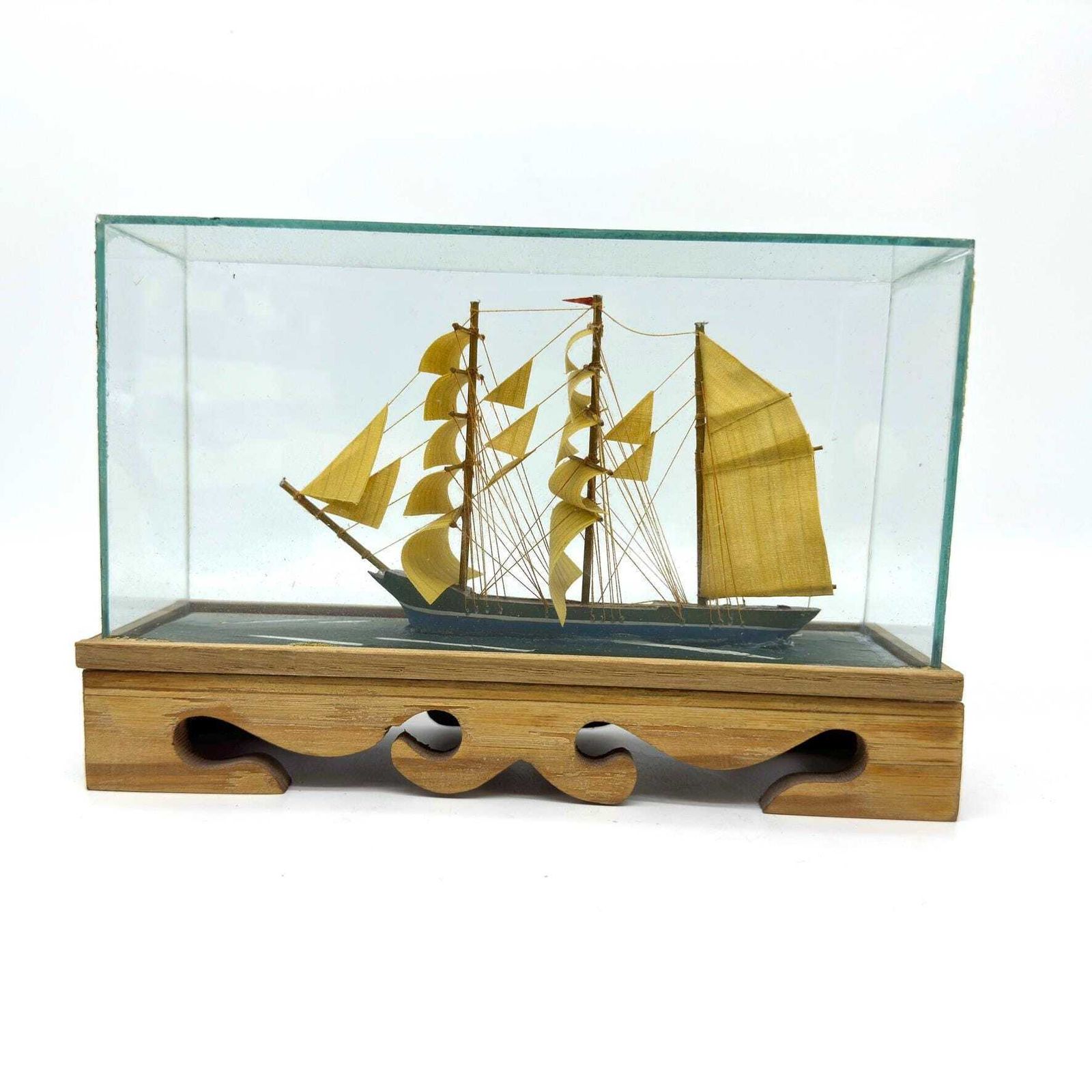 Diorama Vintage Clipper Ship Vitrine En Verre Avec Base En Bois Sculpté Décoration Nautique photo vintage
