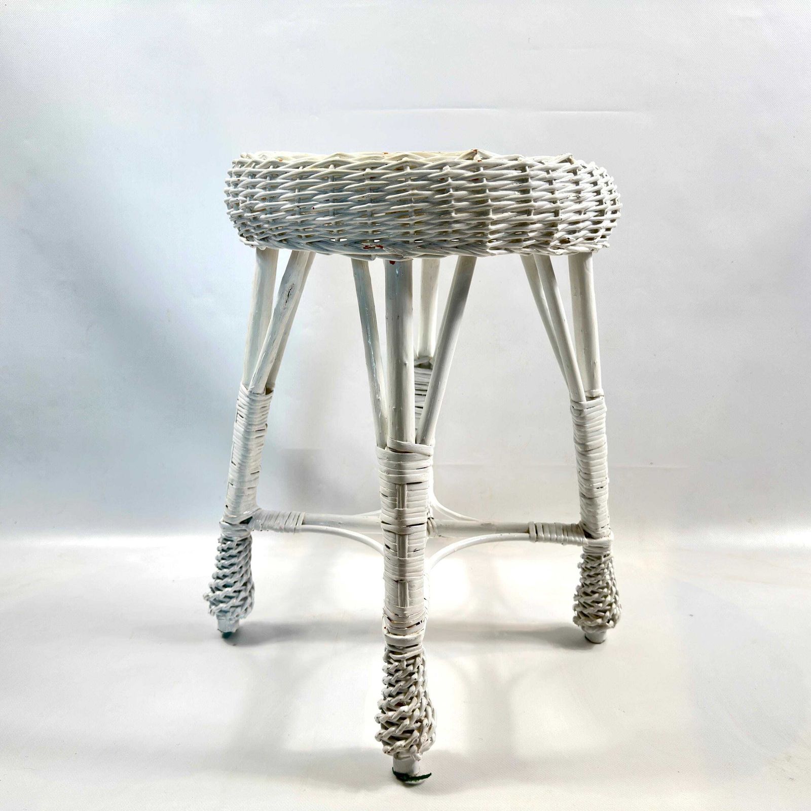 Vintage White Rattan Stool – 1970s Boho Wicker Plant Stand Or Seat, 50 Cm photo vinterior