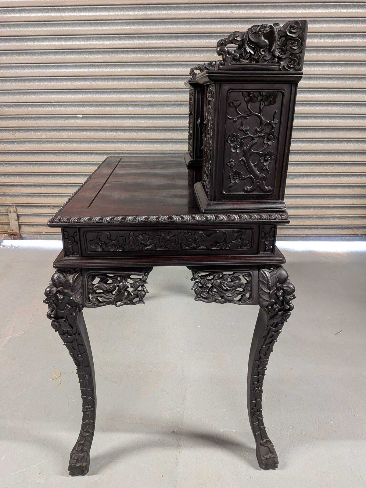 photo vintage Rare Victorian 1880 Antique Carved Hongmu Desk