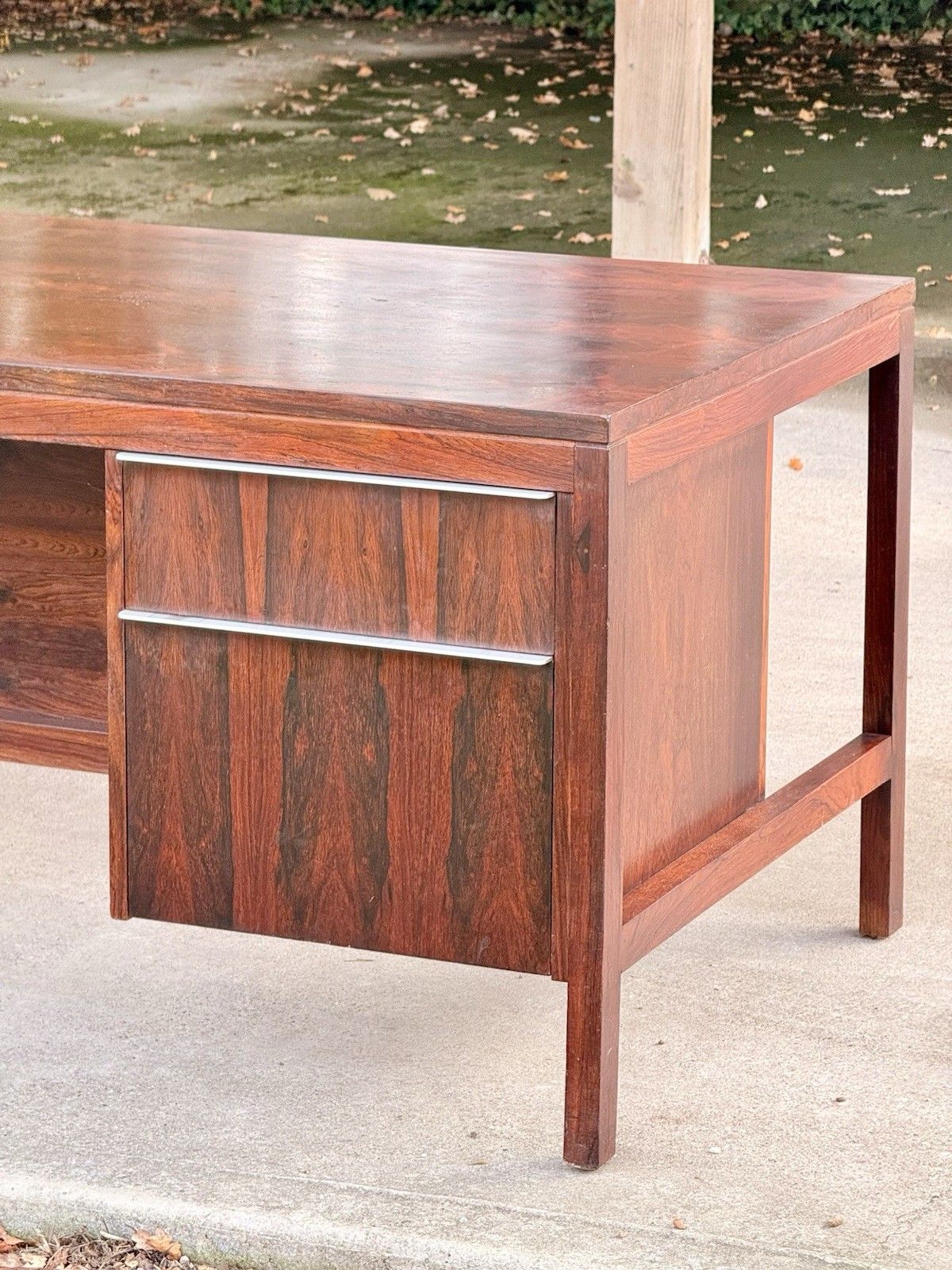photo vintage Large Mid Century Modern Danish Design Executive Desk Double Pedestal