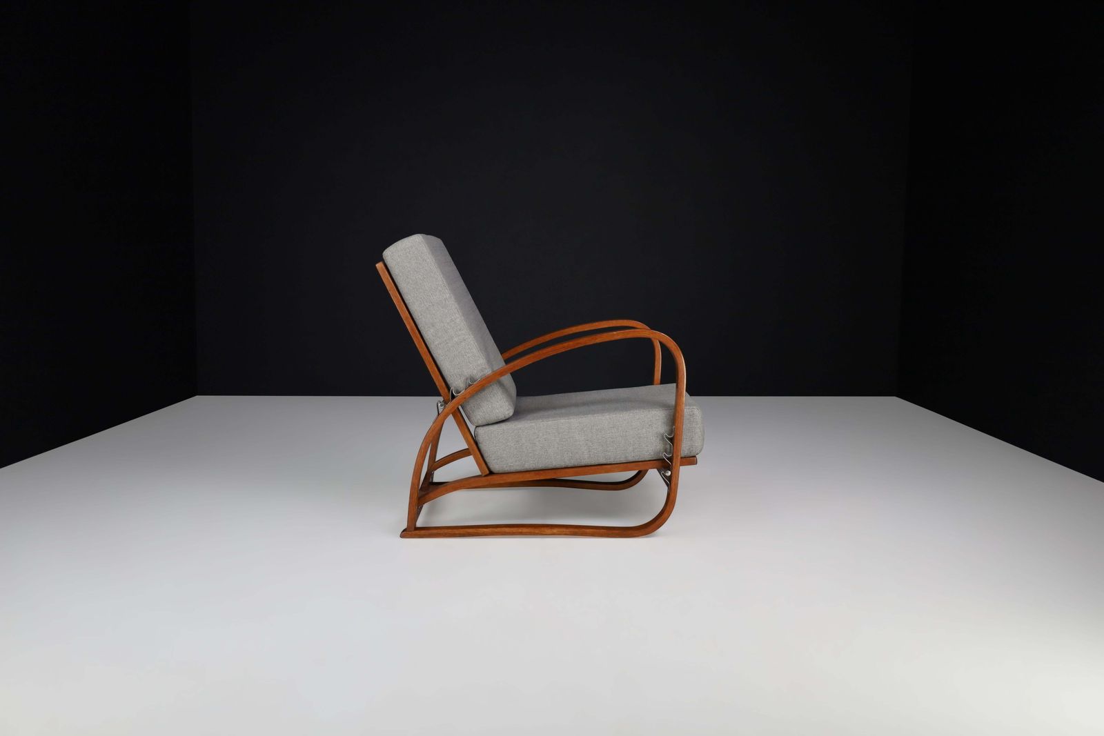 Jindrich Halabala Adjustable H 70 Oak Bentwood Lounge Chair, Praque 1930s photo vinterior