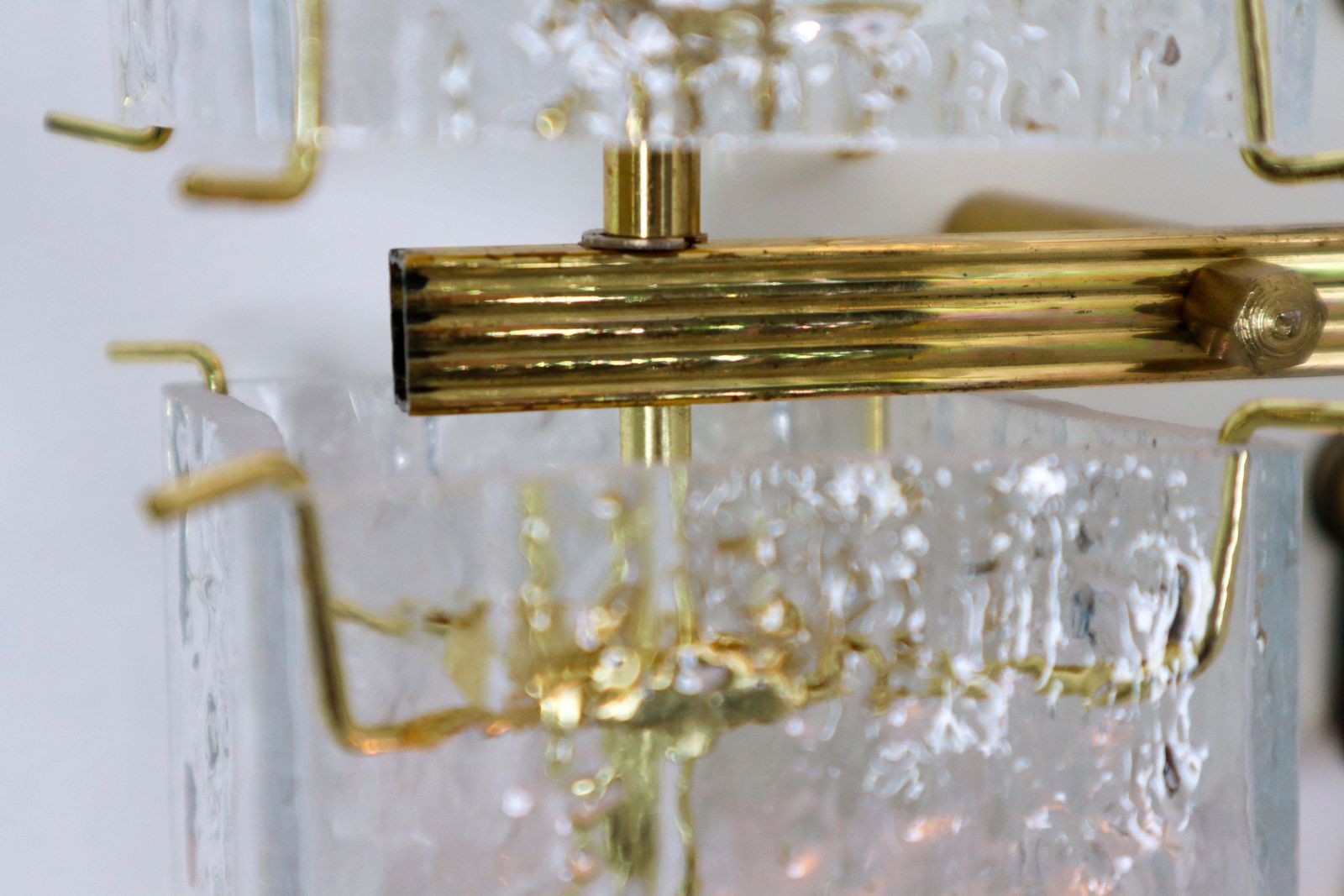 photo vintage 1 Of 8 Midcentury Wall Lights With Structured Glass And Brass, Europe, 1970s