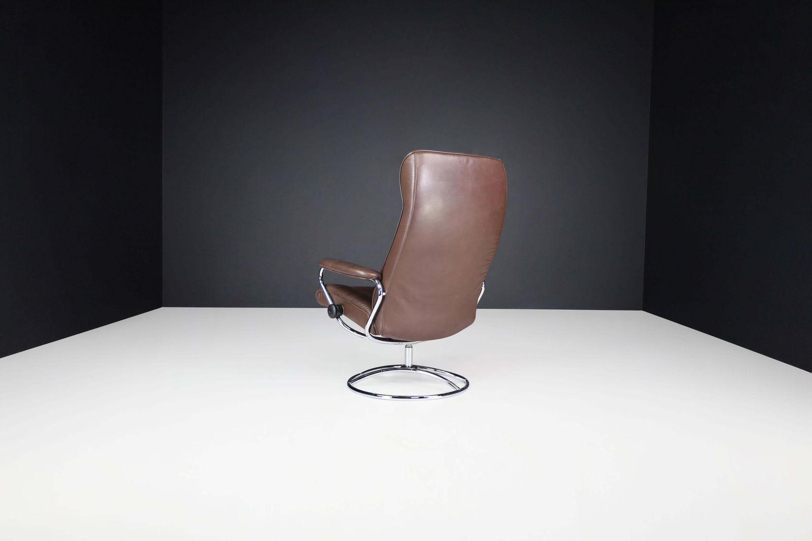 Vintage 1980 Ekornes Stressless Recliner — Scandinavian Leather Lounge Chair photo 1001.0