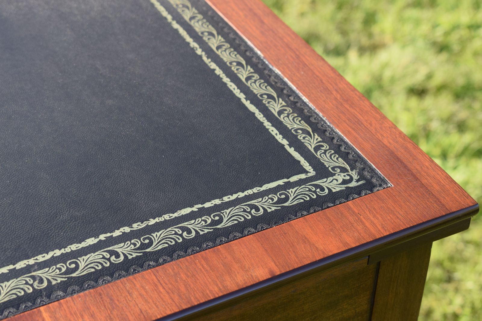 photo furniture Early 20th Century Mahogany Desk