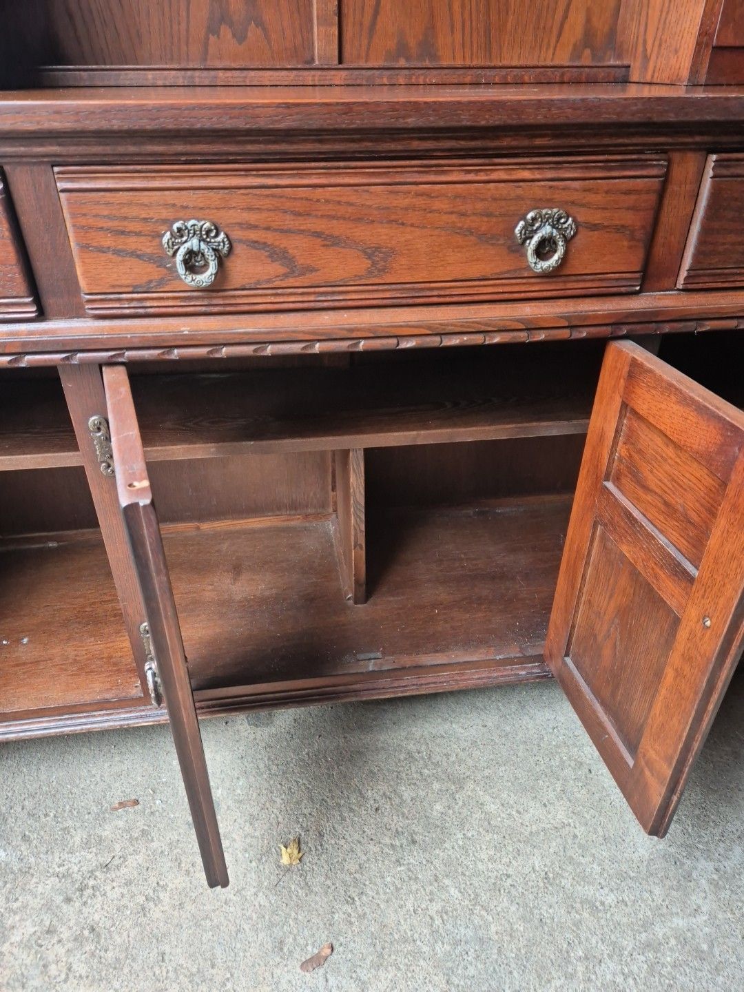 photo vintage Old Charm Warwick Oak Dresser In Medium Oak Finish Tudor Style