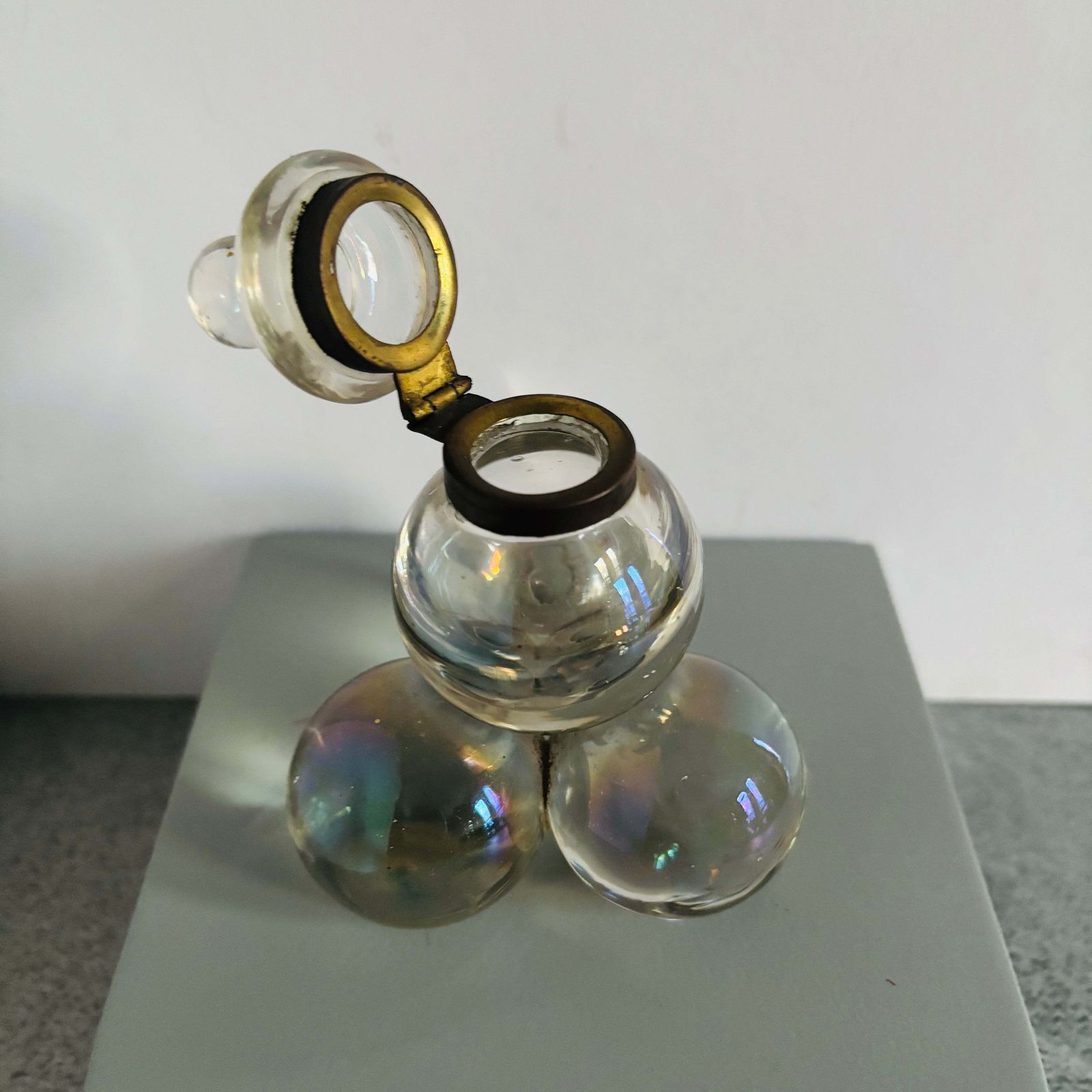 photo vinterior Antique Iridescent Glass Soap Bubble Inkwell