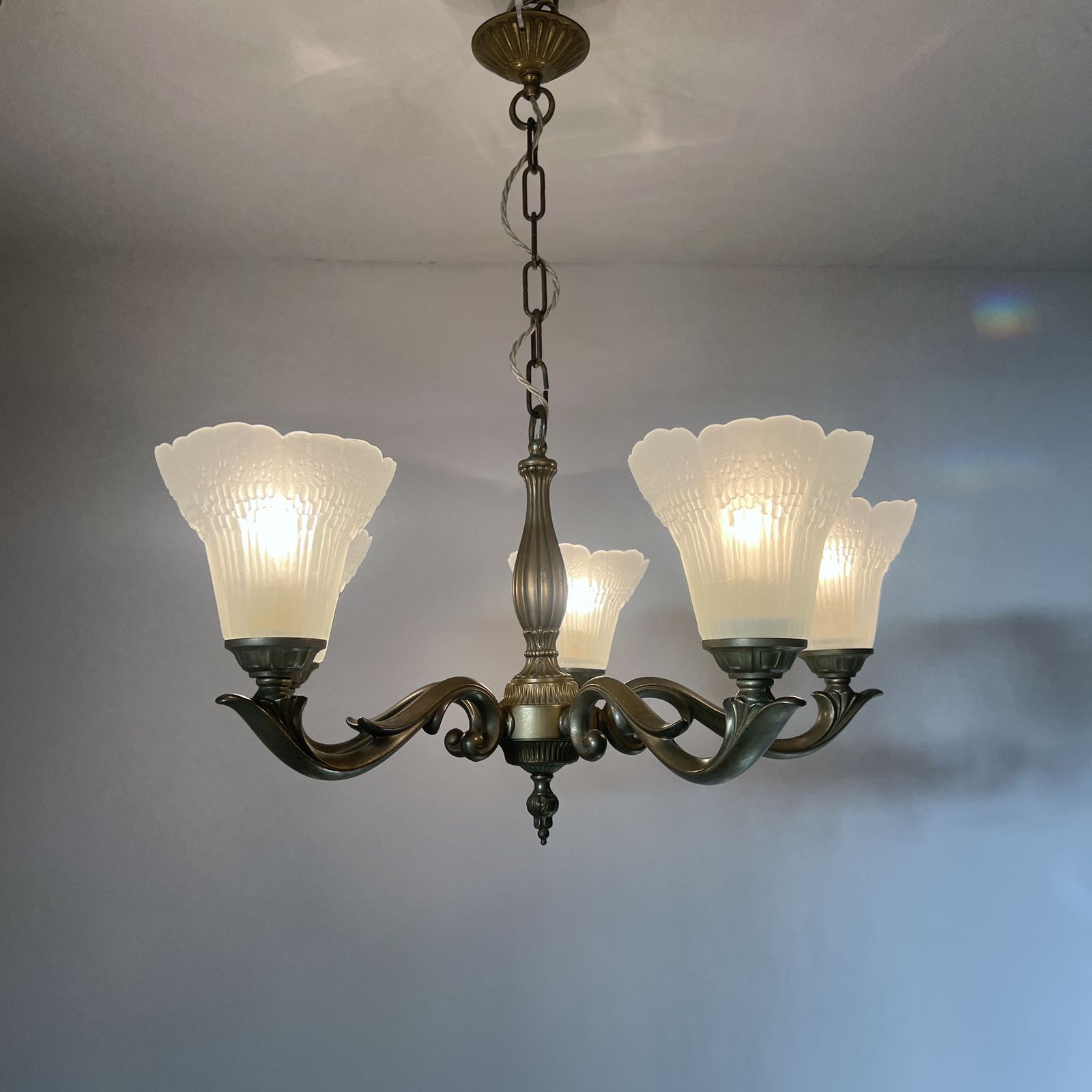 photo furniture Reproduction Brass Chandelier With Decorative Frosted Glass Shades