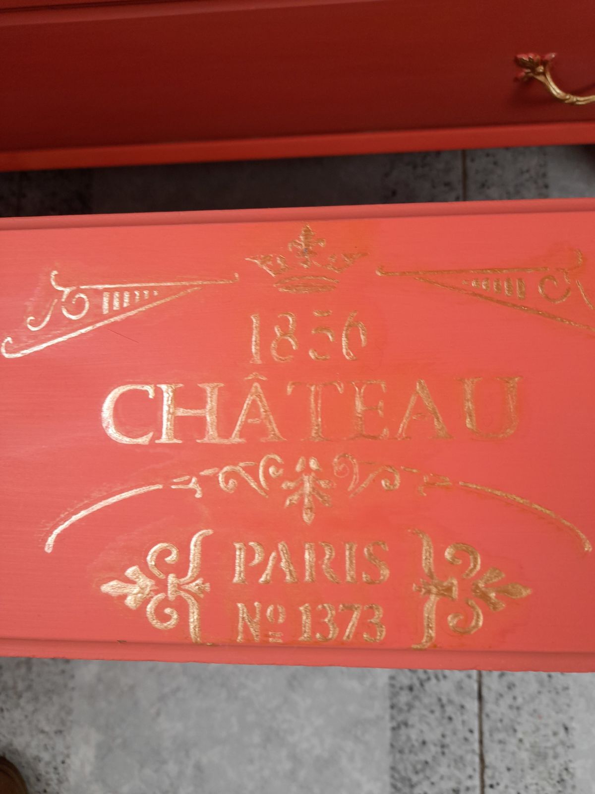 photo vinterior Olympus Five Drawer Chest. Hand Finished In Flamingo With Gold Highlights And Chateau Crest