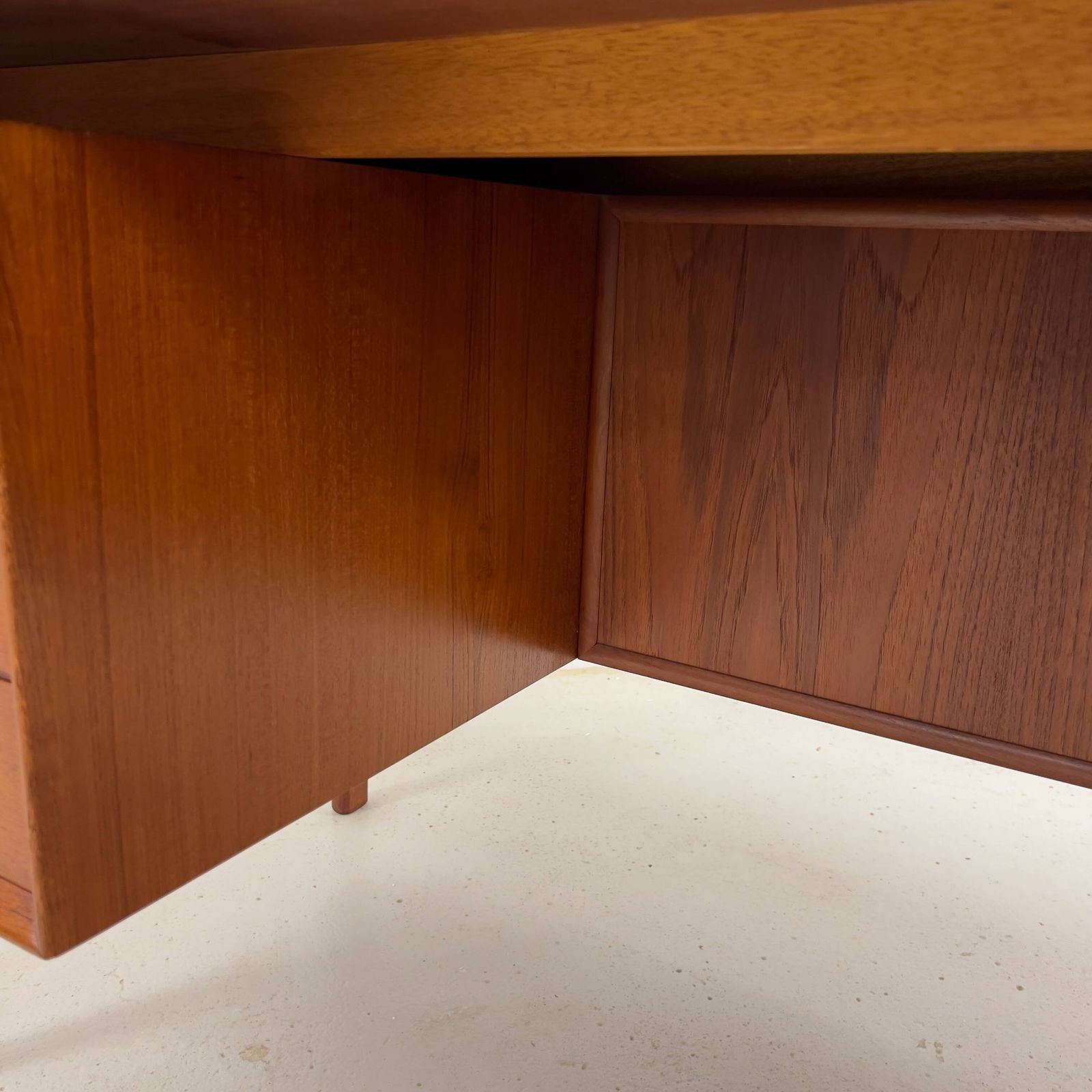 photo vintage Page 1 Of 18 Teak Executive Desk By Arne Vodder For Brouer, 1960s.