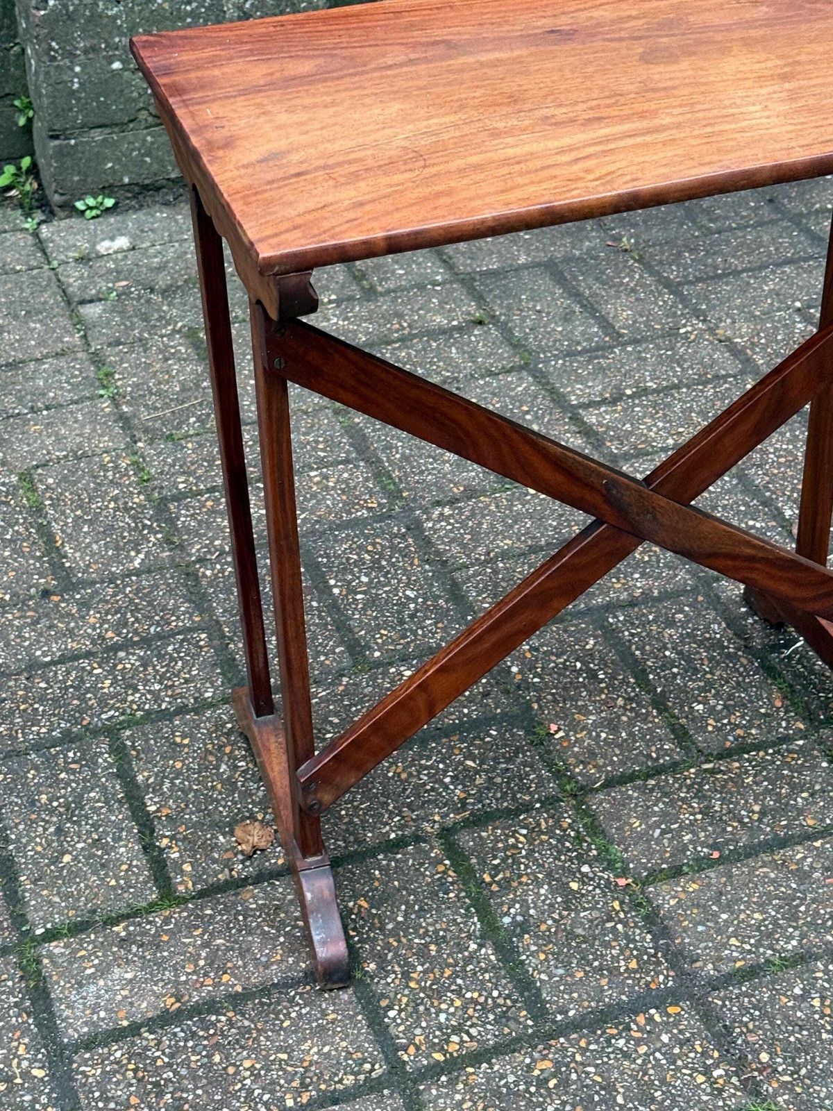 photo vintage Vintage Mahogany Side Table With Mid Century Colonial Revival X Frame Base, 1950s–70s