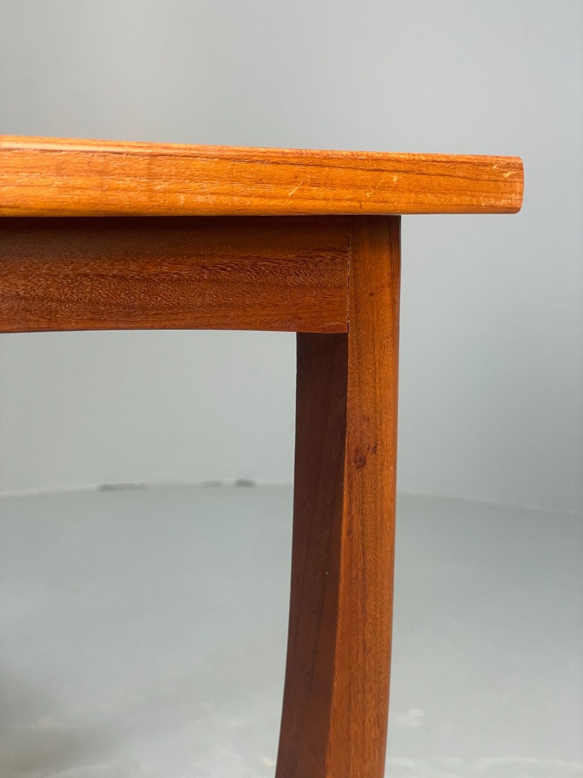 photo vintage Vintage Teak Side Table On Castors 1970s Mid Century Modern Eb10678 Mwoo