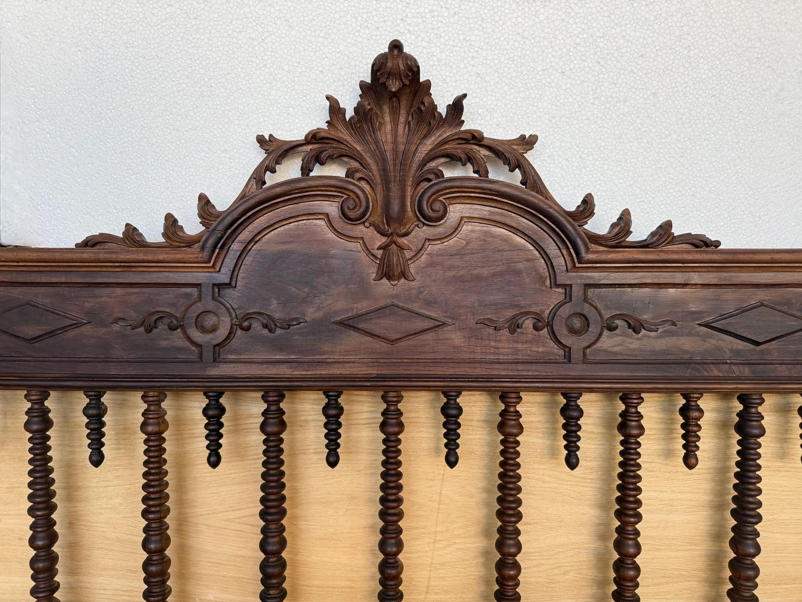 photo vinterior Early 20th Carved Medallions Queen Size Bed, Original Four Poster Lisbon Bed