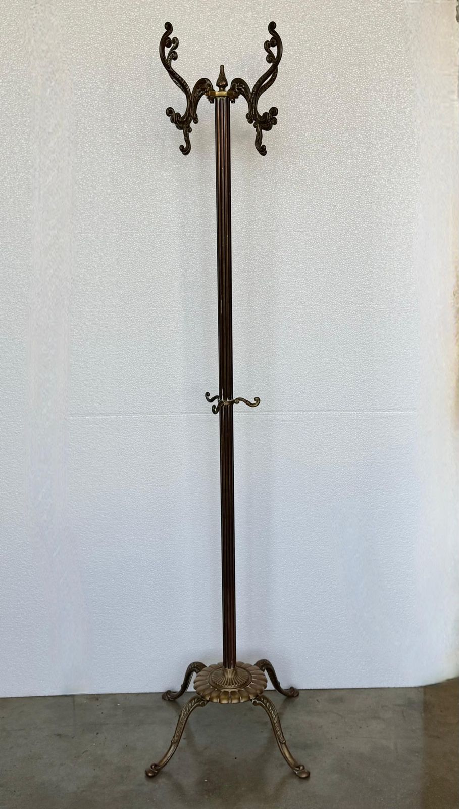 Porte-manteau Art Nouveau Belle Époque en bronze et laiton bruni, pieds en bronze à griffons photo for sale