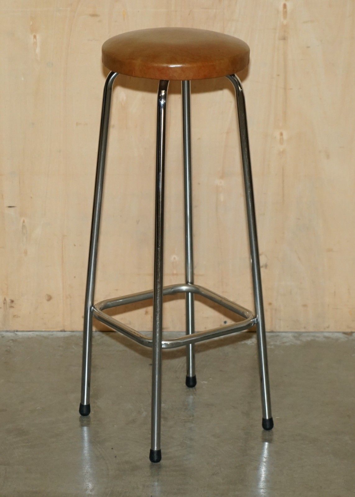 photo vintage Lovely Vintage Mid Century Modern Leather Style Clad Home Cocktail Bar & Stools