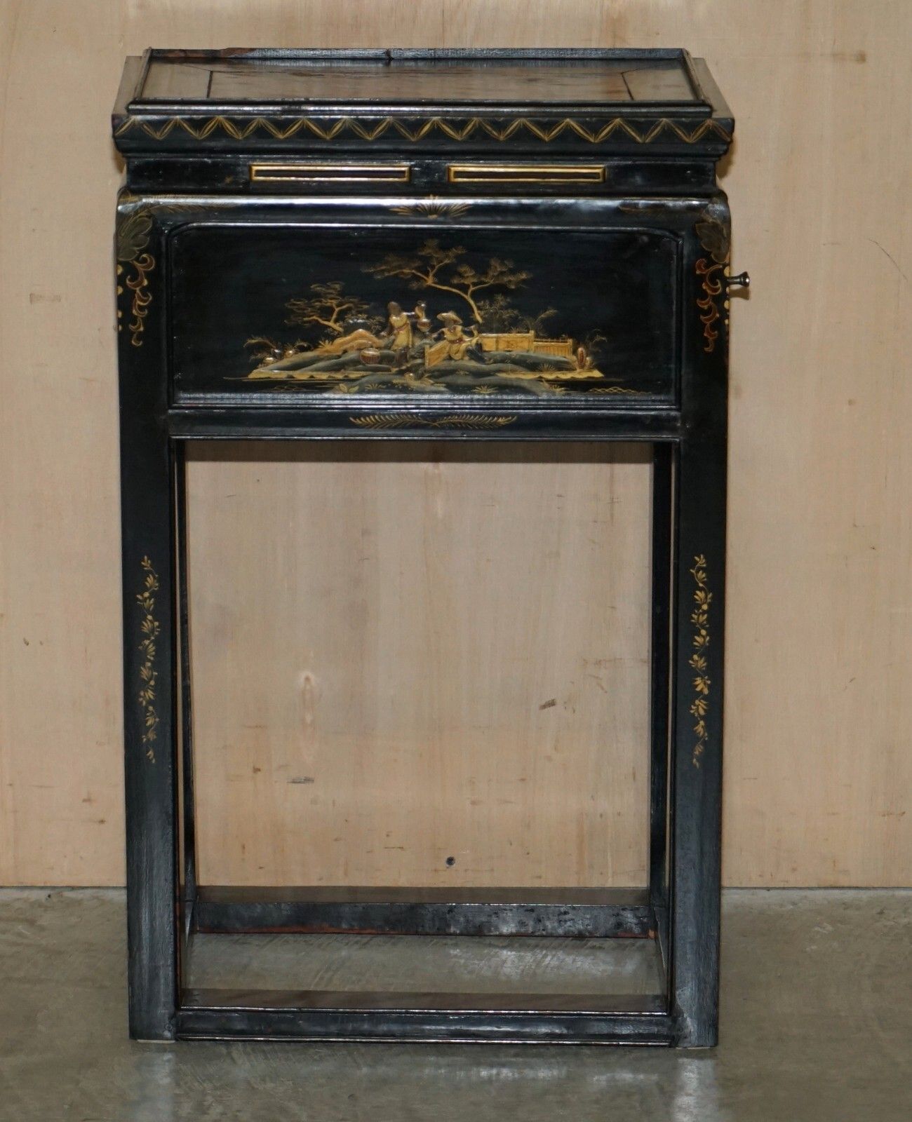 photo vinterior Antique Victorian Circa 1880 Chinese Chinoiserie Lacquered Side End Lamp Table