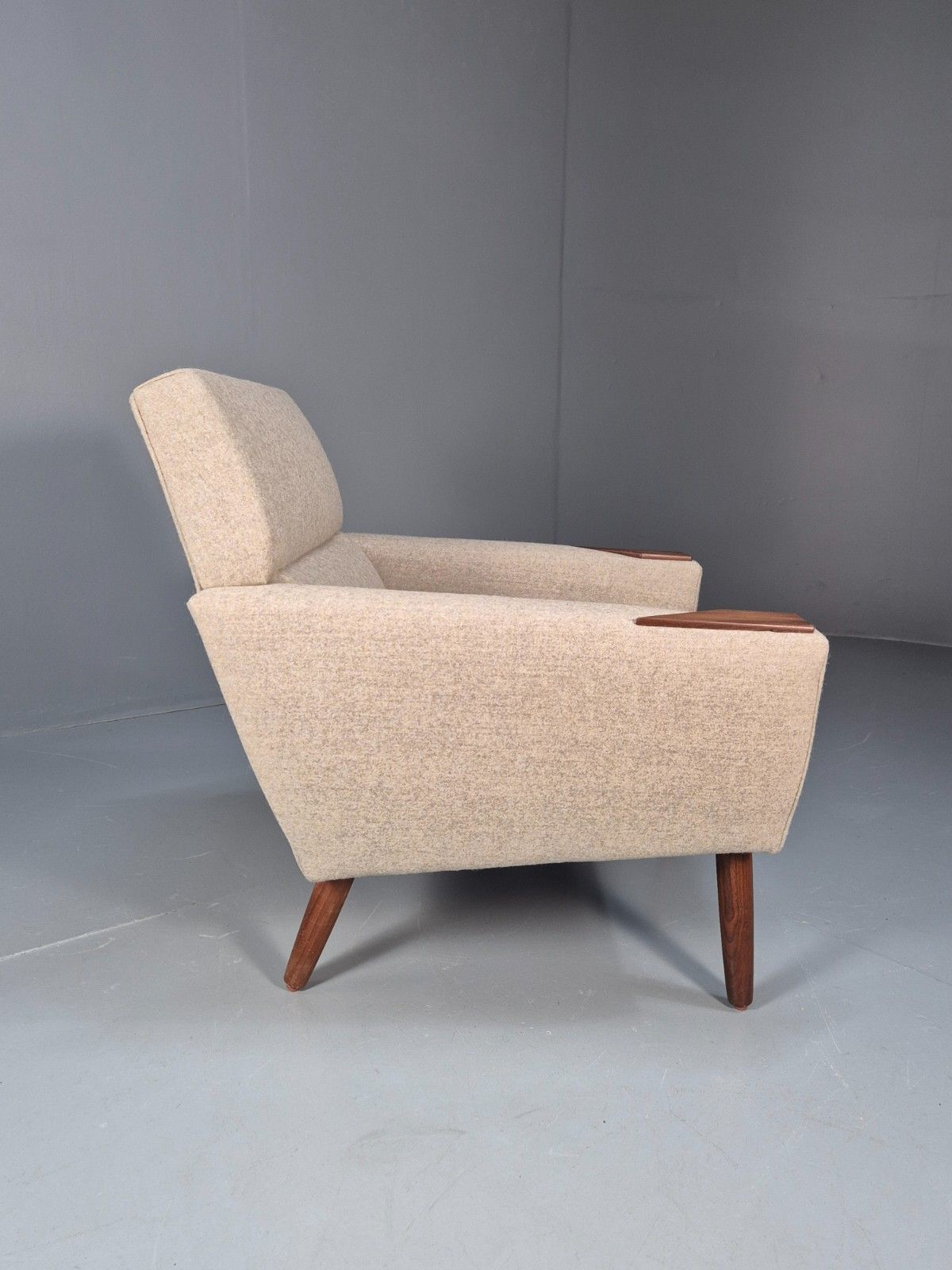 photo vinterior Mid Century Danish Lounge Chair New Upholstery Teak Paws And Legs Eb10726 Mnor