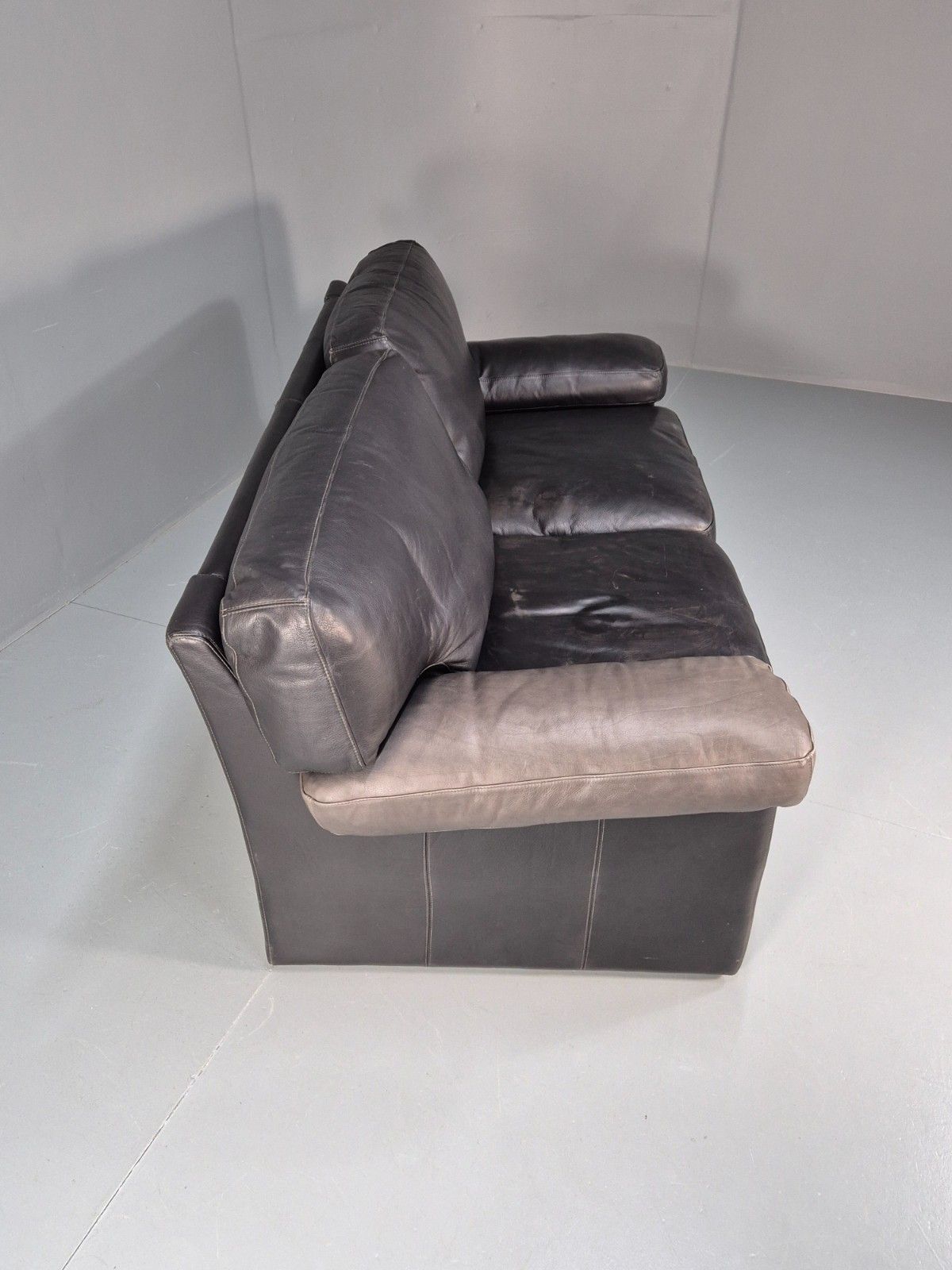 photo vinterior 1980s Two Seater Sofa Faded Black Leather Boxy Style Retro Danish Eb10714 M2ss