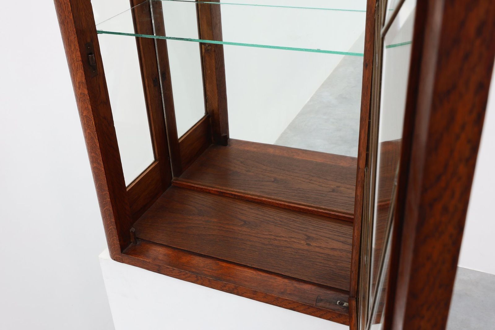 photo vintage Art Deco French Oak Cabinet With Beveled Leaded Glass, 1920s