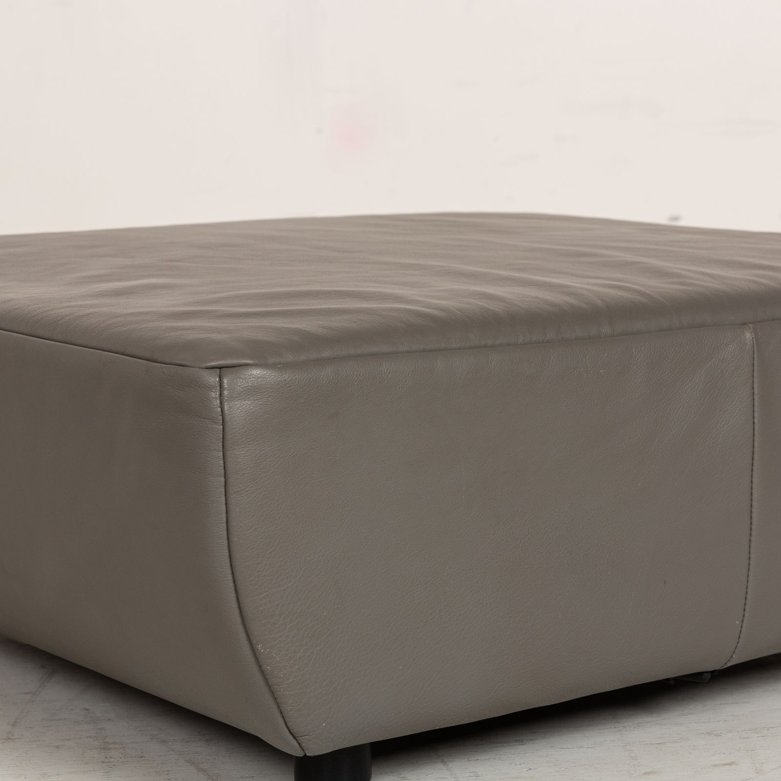 Tabouret Freestyle Rolf Benz en cuir gris photo for sale
