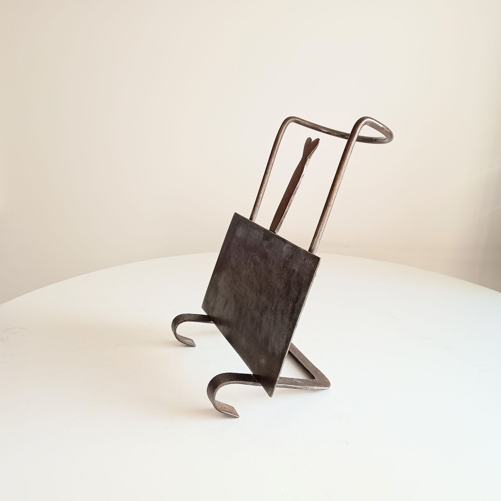 photo vinterior Arts & Crafts Cotswolds Hand Forged Riveted Hearth Trivet Cooking Stand, Sliding Plate Heart Shaped Finial