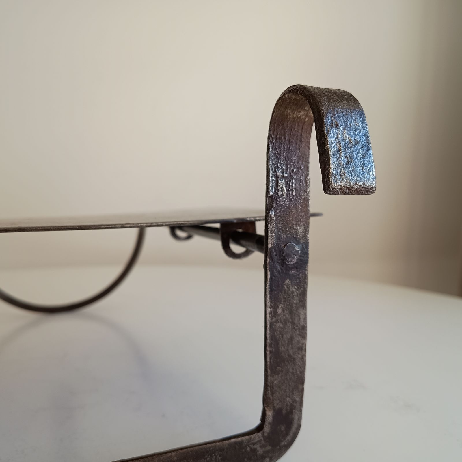 photo vintage Arts & Crafts Cotswolds Hand Forged Riveted Hearth Trivet Cooking Stand, Sliding Plate Heart Shaped Finial