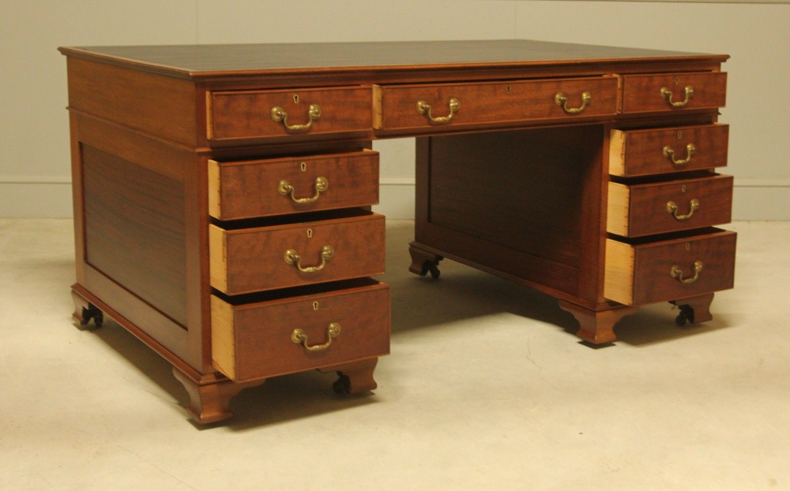 Early 20th Century Mahogany Banker’s Partners Desk photo vinterior