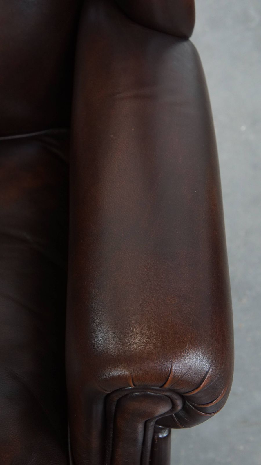 Zeer Mooie En Comfortabele Wingback Fauteuil Van Koeienhuid In Engelse Stijl photo vintage