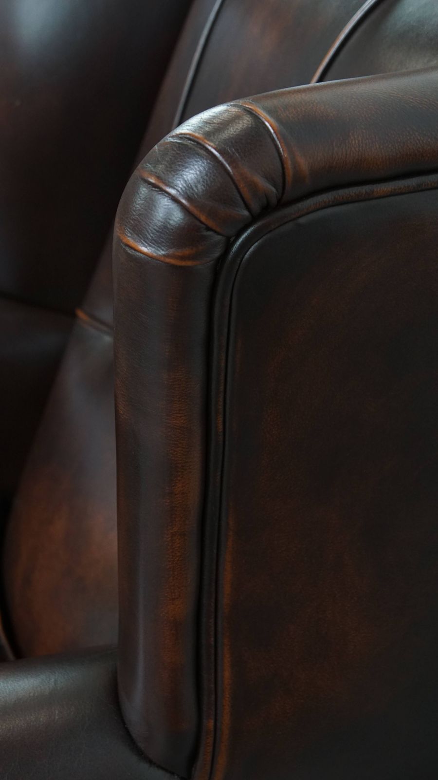 1003.0 Engelse Stijl Wingback Fauteuil In Koeienhuidleer photo