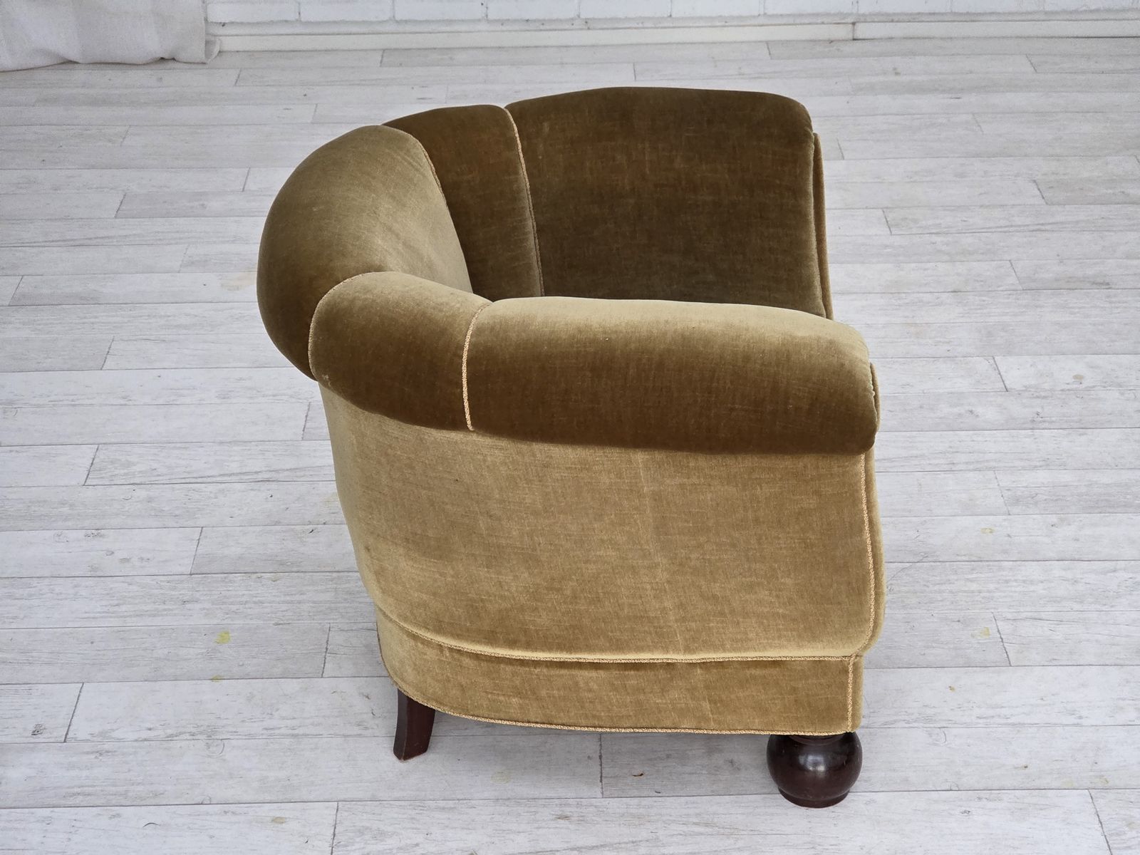 Jaren 1960, Deense Relax Fauteuil, Lichtgroen Meubelvelours, Eikenhouten Poten. photo Meubels