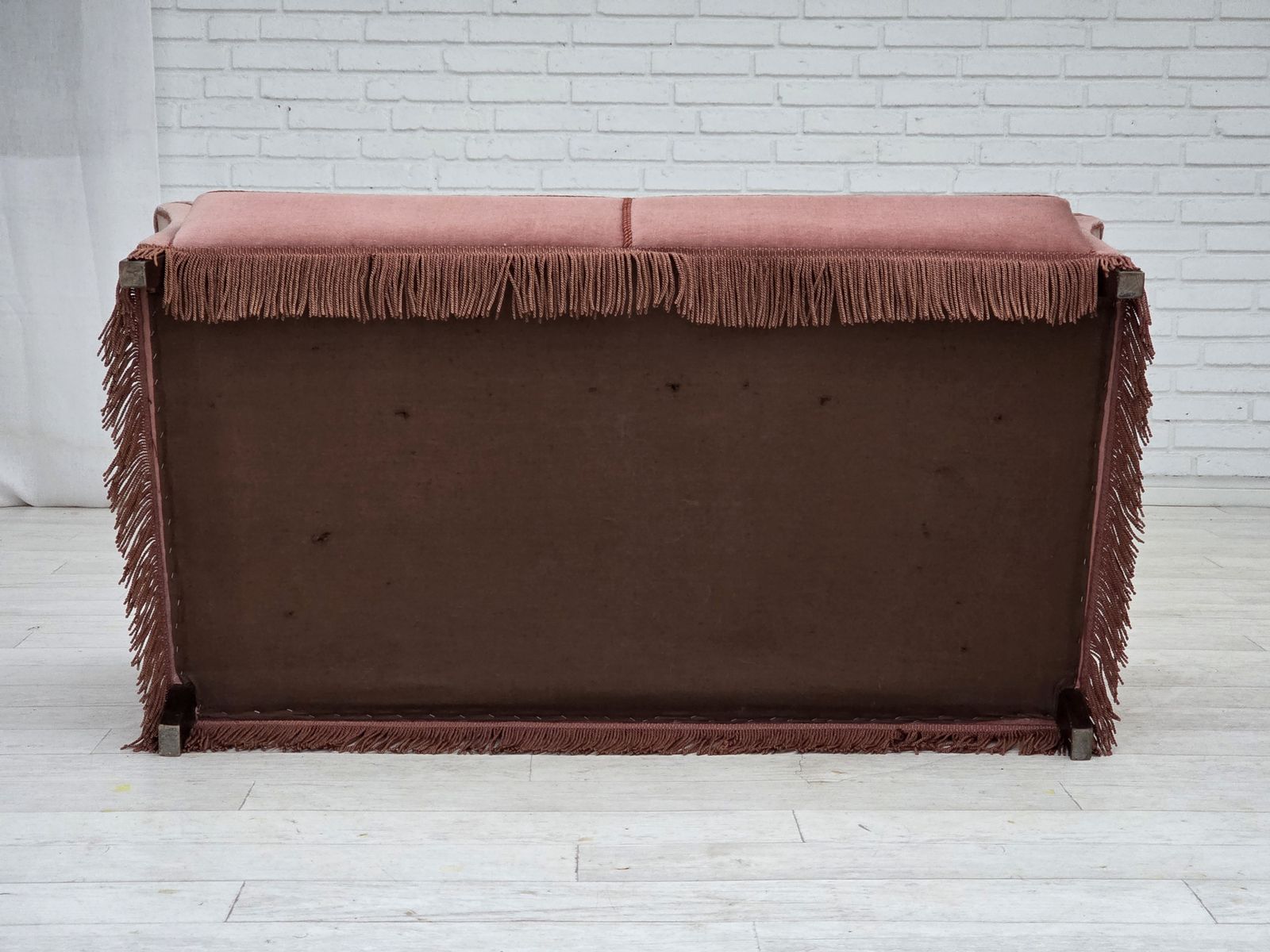 photo vinterior 1970s, Danish 2 Seater Sofa, Original Salmon Pink Furniture Velour.