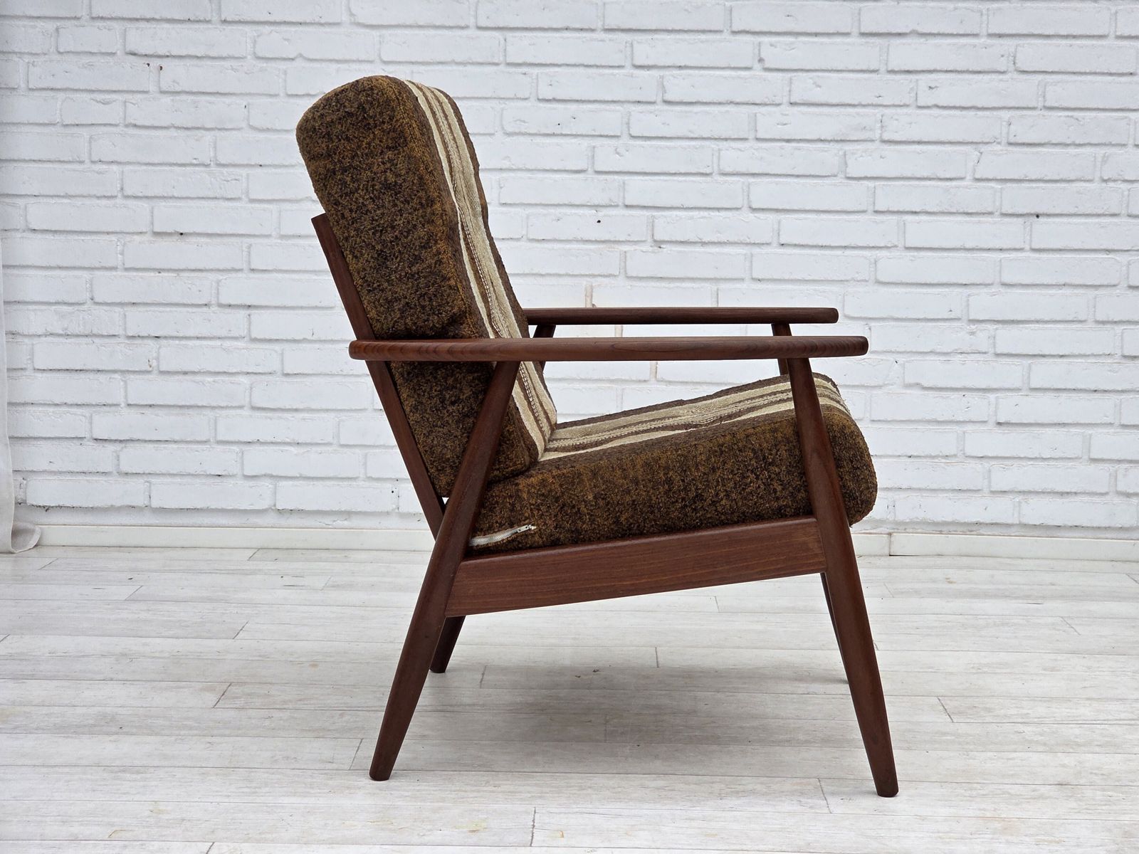 photo for sale Jaren 1970, Deense Fauteuil, Teakhout, Meubelmokette.