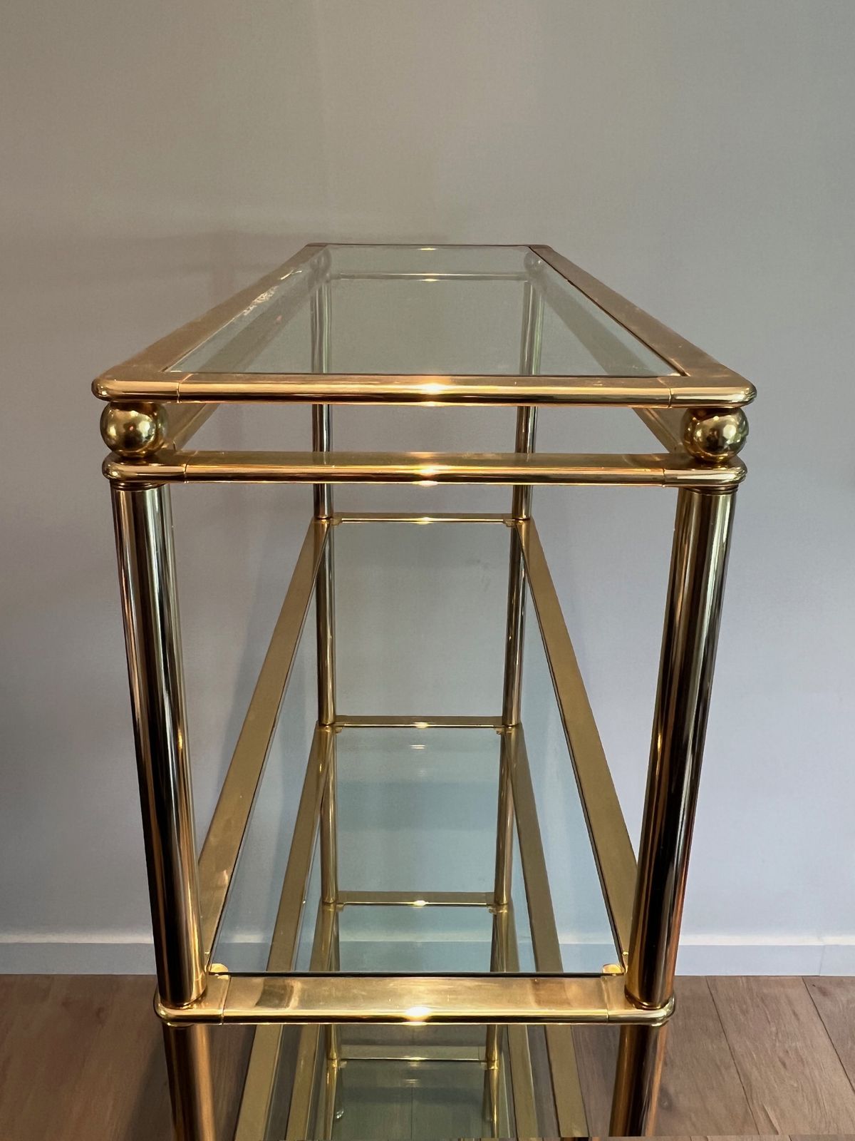 photo vinterior Gold Chrome Shelf With 5 Clear Glass Shelves